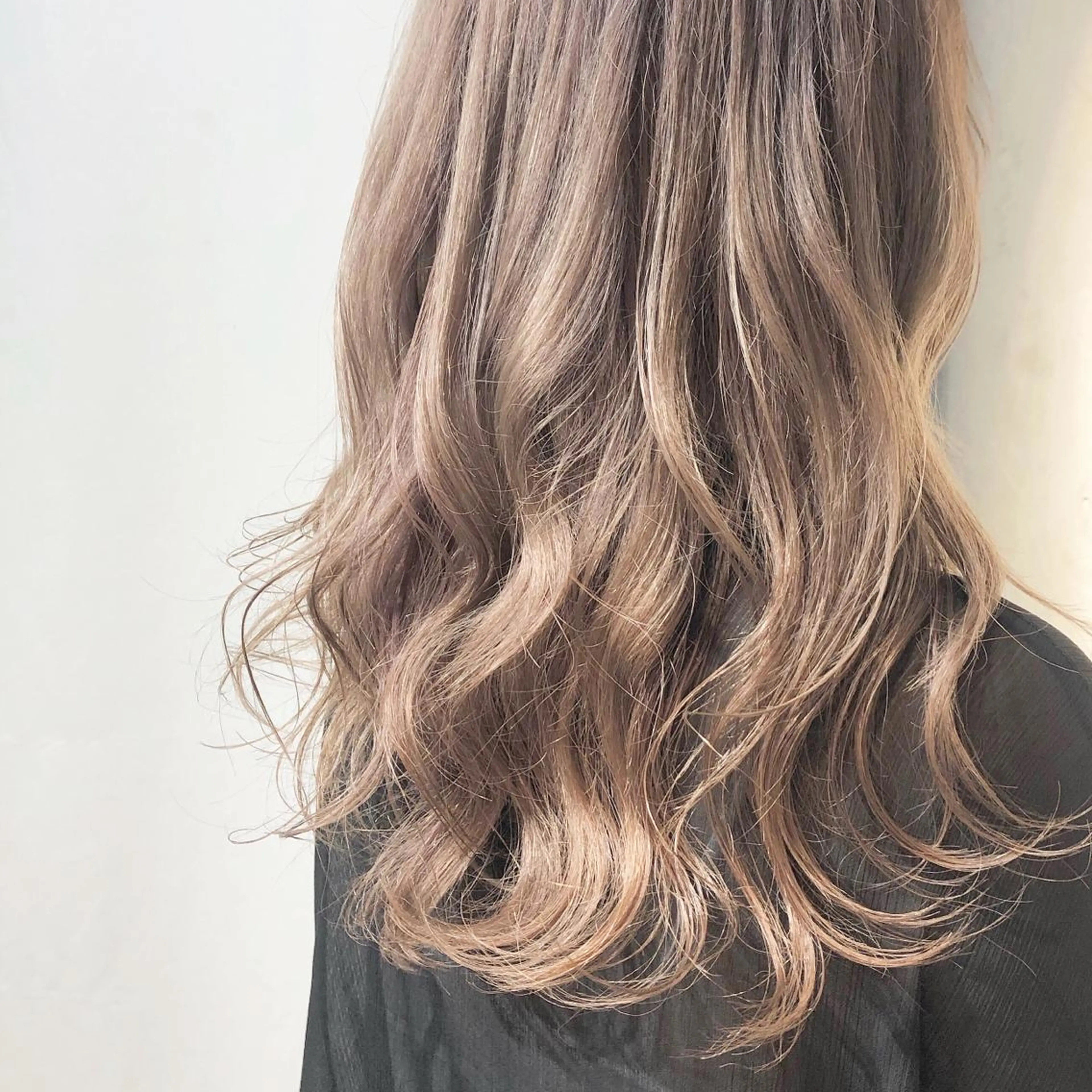 ロング アッシュ イエローカラー sano sayakaのヘアスタイル