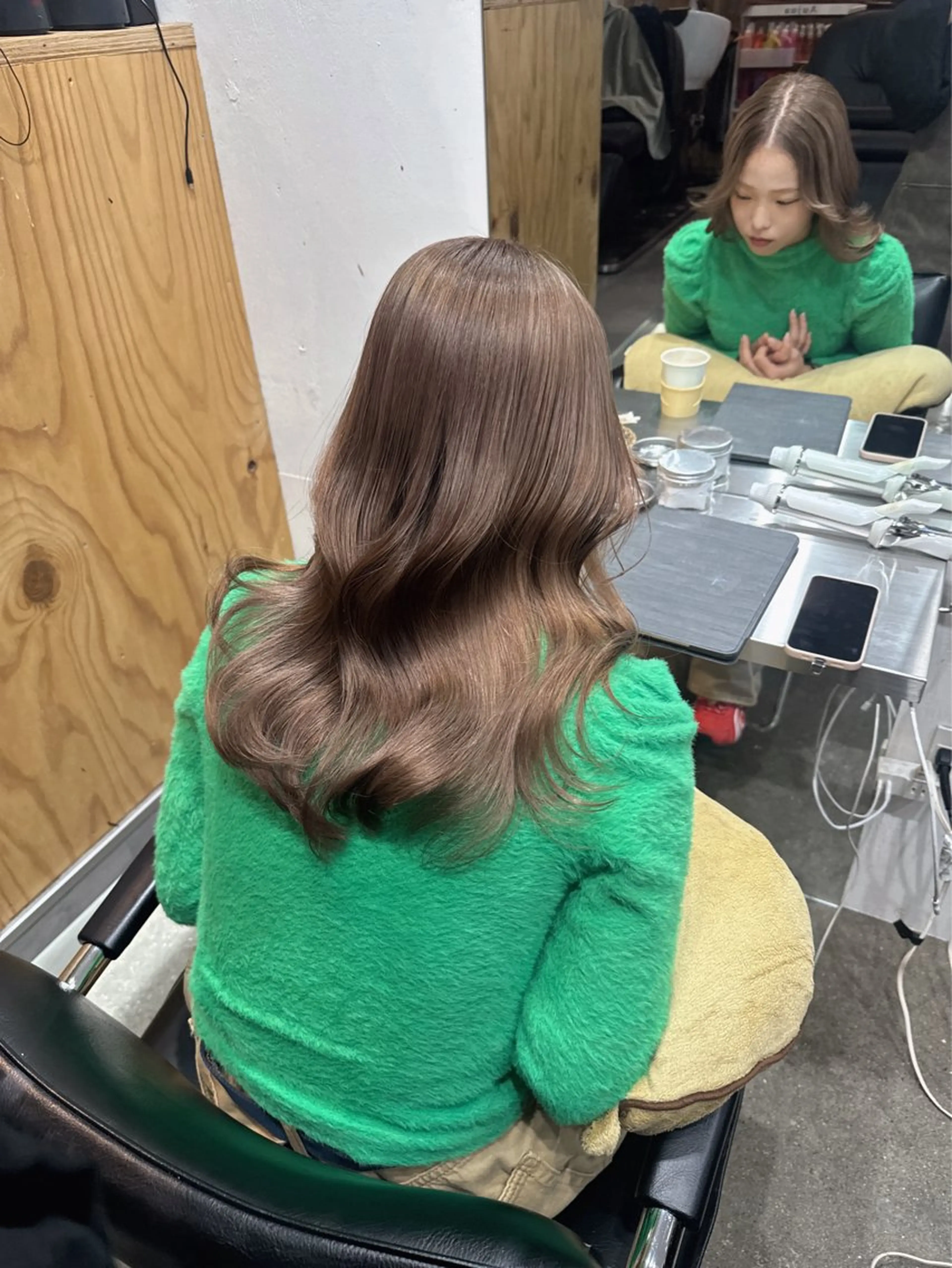 セミロング カラー ベージュカラー ブリーチ ミルクティーベージュ 新宿 似合わせカラー HINAのヘアスタイル