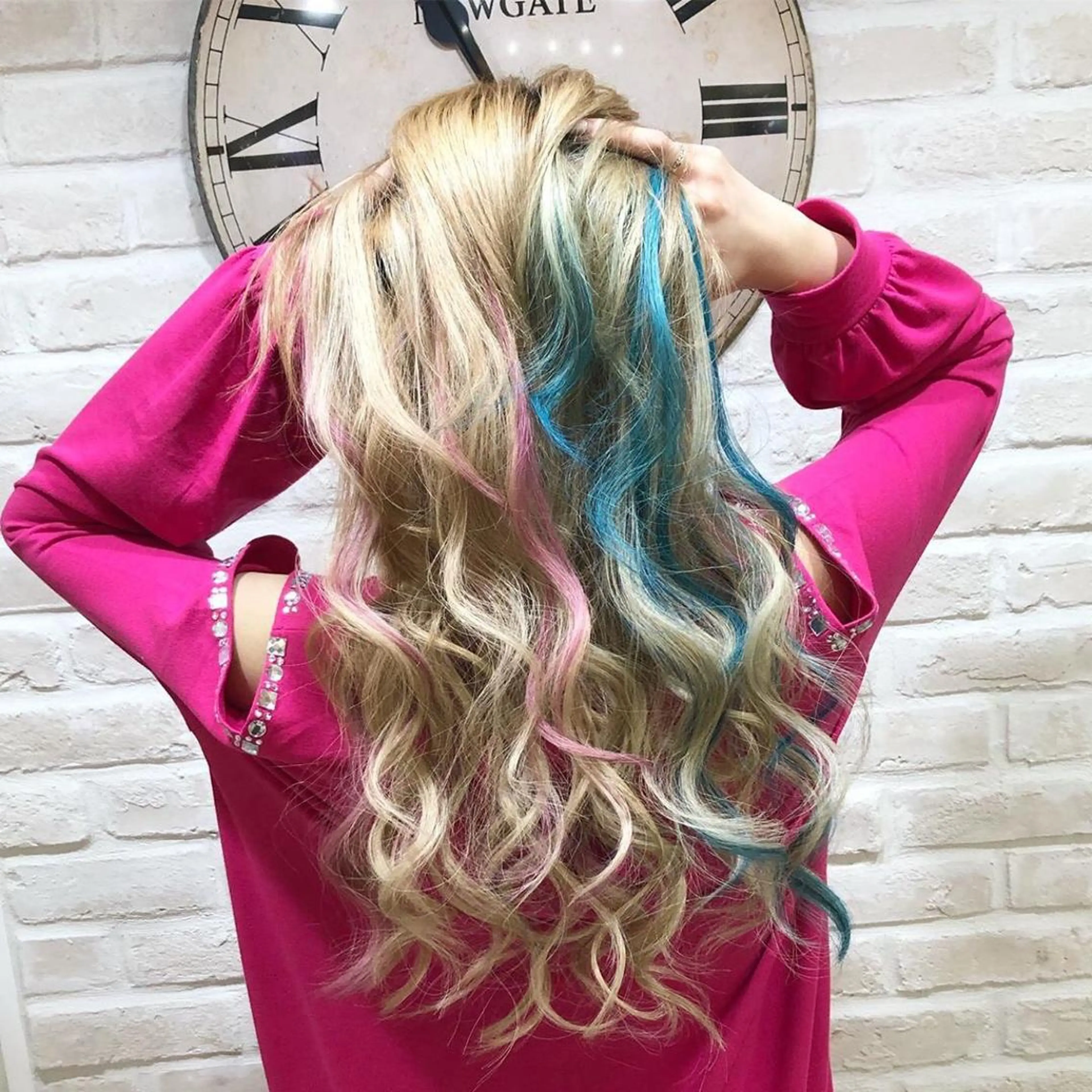 ロング カラー ブルーカラー ハイライトカラー ピンクカラー ハイライト Aujua ソムリエ 勝又舞夏のヘアスタイル