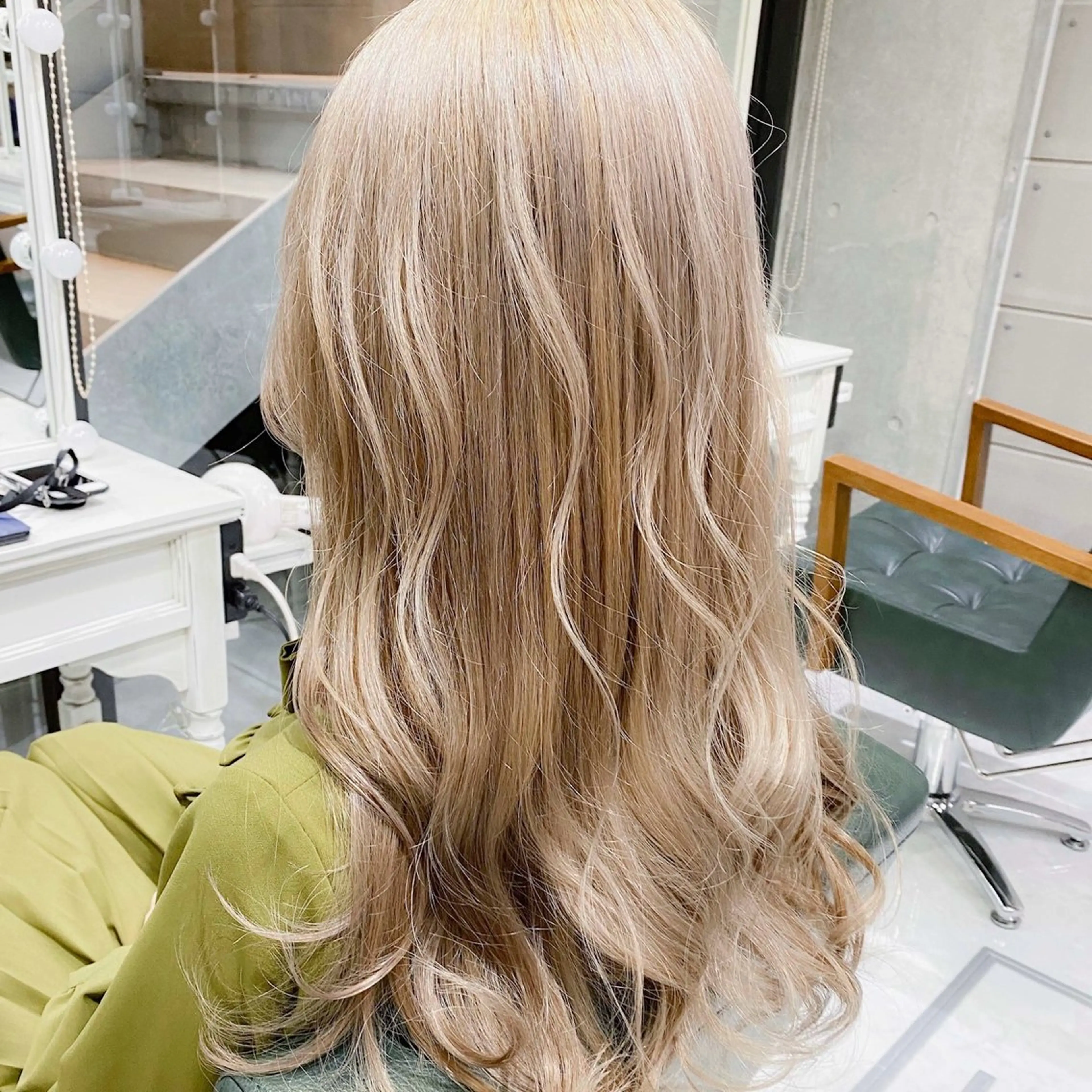 ロング カラー ベージュカラー ブリーチ デザインカラー ハイトーンカラー ミルクティーベージュ ヘアカラー トリートメント DAYS Men’sのヘアスタイル