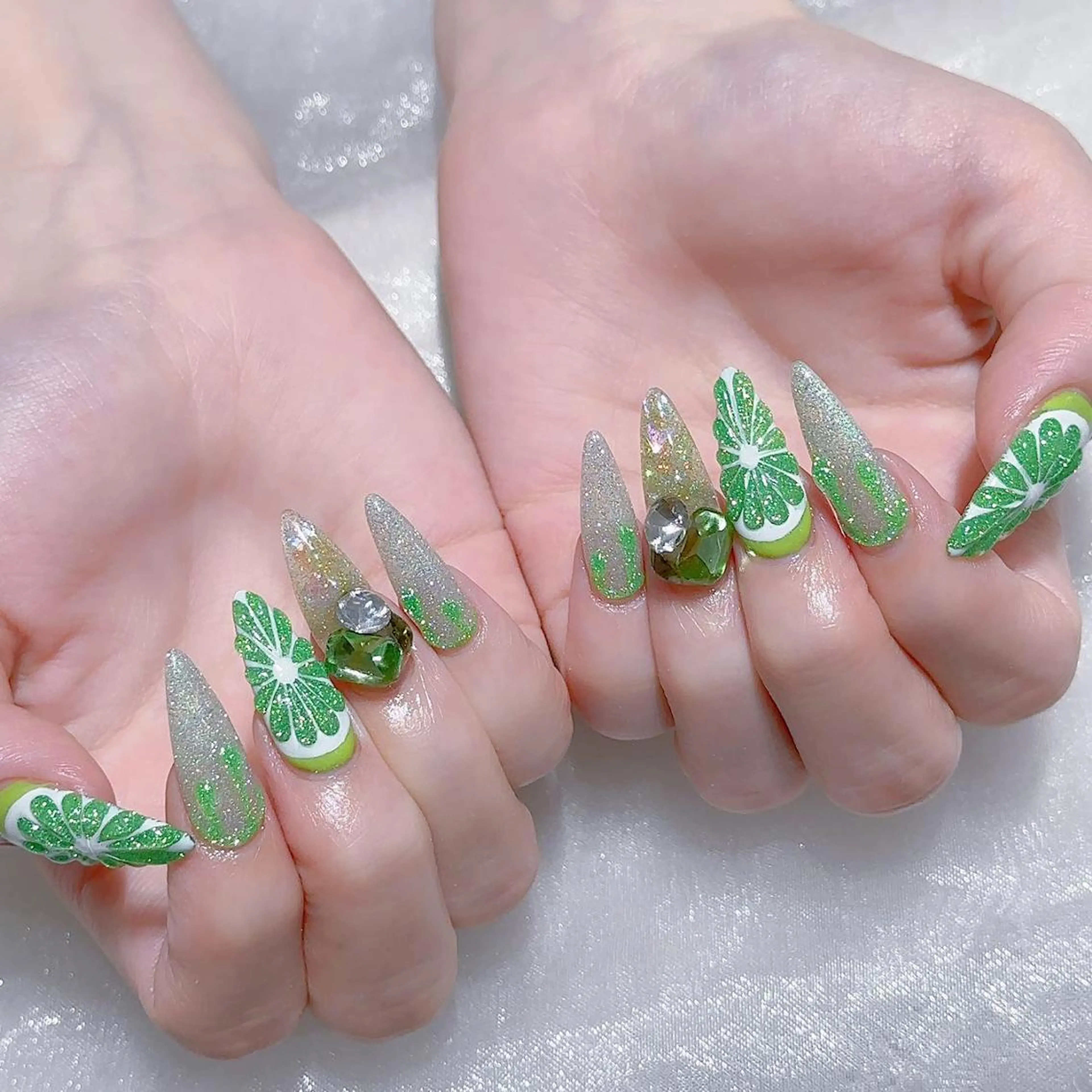 ネイル チークネイル ジェルネイル キラキラネイル マグネットネイル 持ち込み ハンドネイル Queens ひなのネイルデザイン