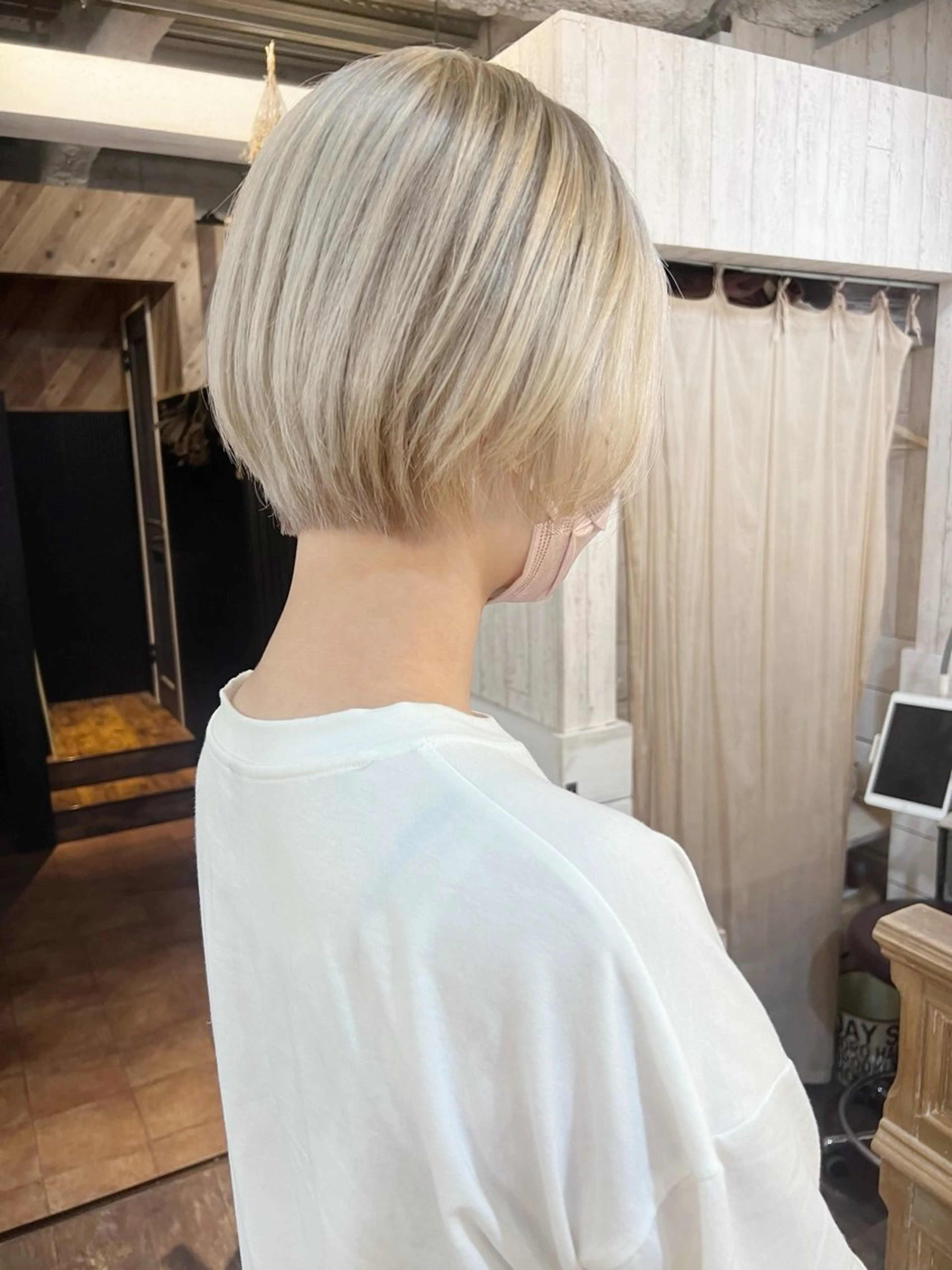 ショート カラー ベージュカラー ブリーチ ホワイトベージュ ヘアカラー トリートメント 初めてでも失敗しない 透明感カラー　Miiのヘアスタイル