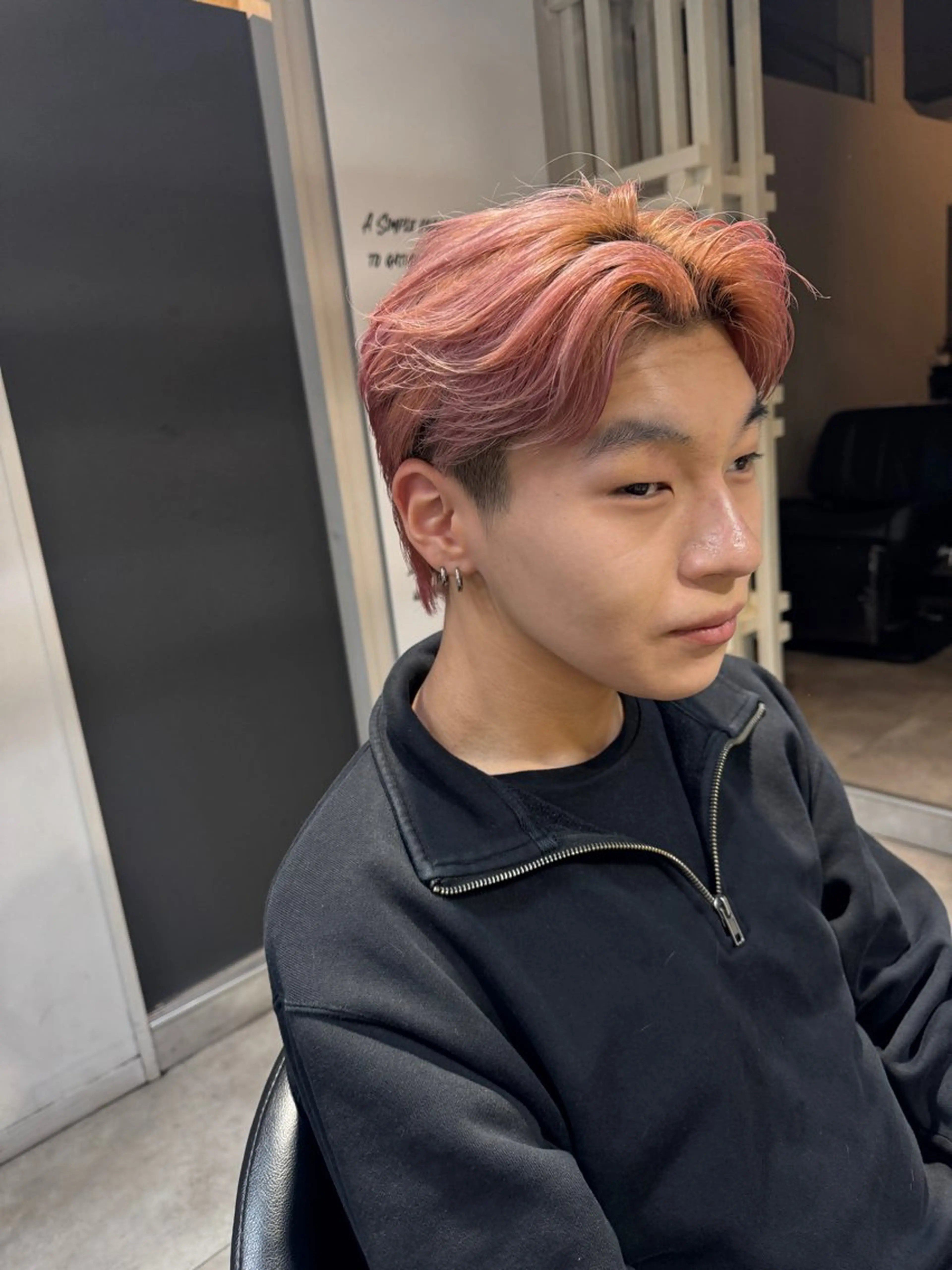 ショート カラー メンズ ベージュカラー ピンクカラー ピンクベージュ ヘアカラー トリートメント Dxxxx III所属・似合う髪型が 分からない方へのヘアスタイル