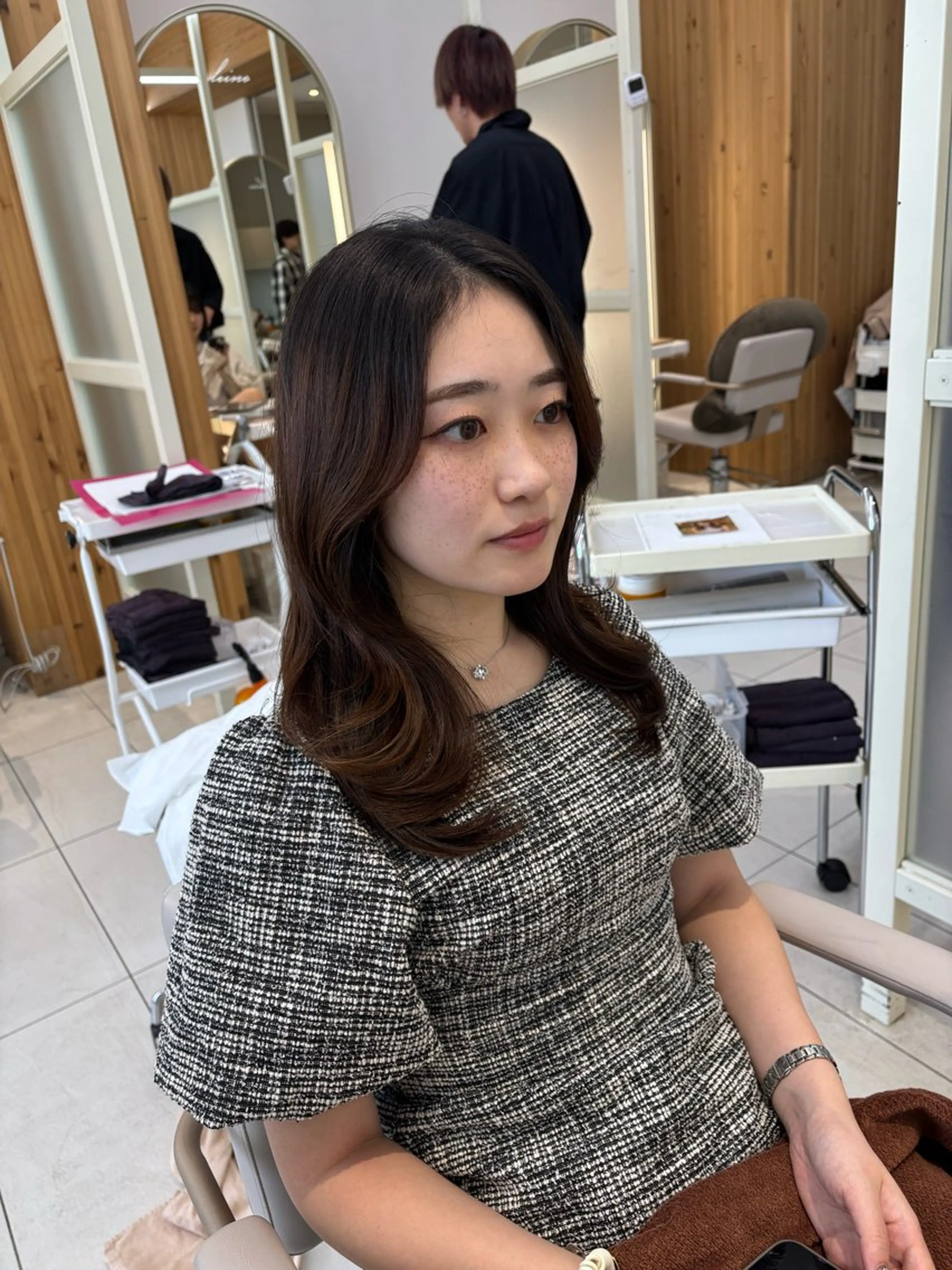 セミロング かなこ／重めレイヤー ／透明感カラーのヘアスタイル