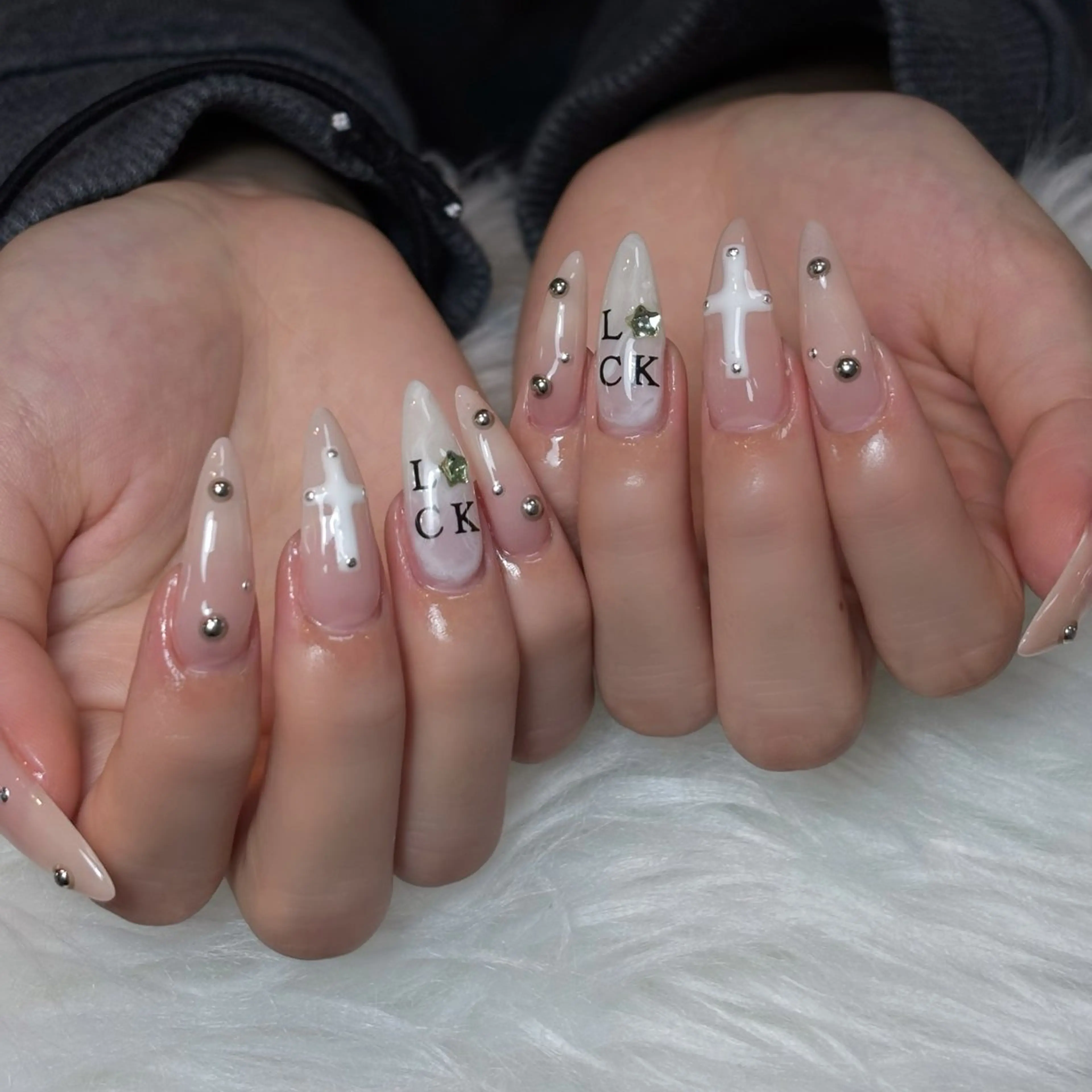 ネイル チークネイル ドット フレンチネイル グラデーション ハート ハンドネイル Julli NailStudioのネイルデザイン