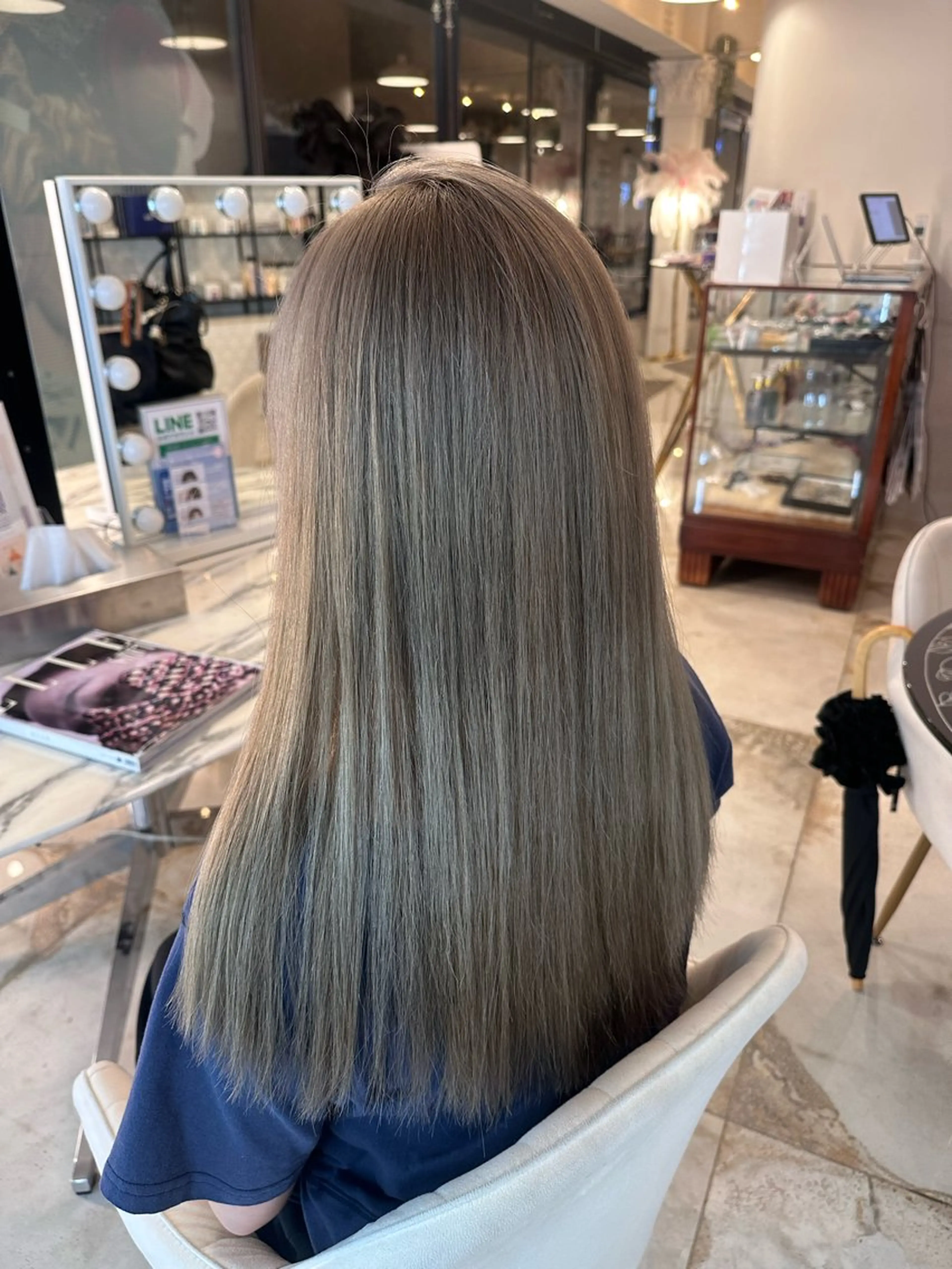 カラー ベージュカラー ハイトーンカラー ミルクティーベージュ ヘアカラー トリートメント RiA/レイヤーカッ ト/ハッシュカットのヘアスタイル