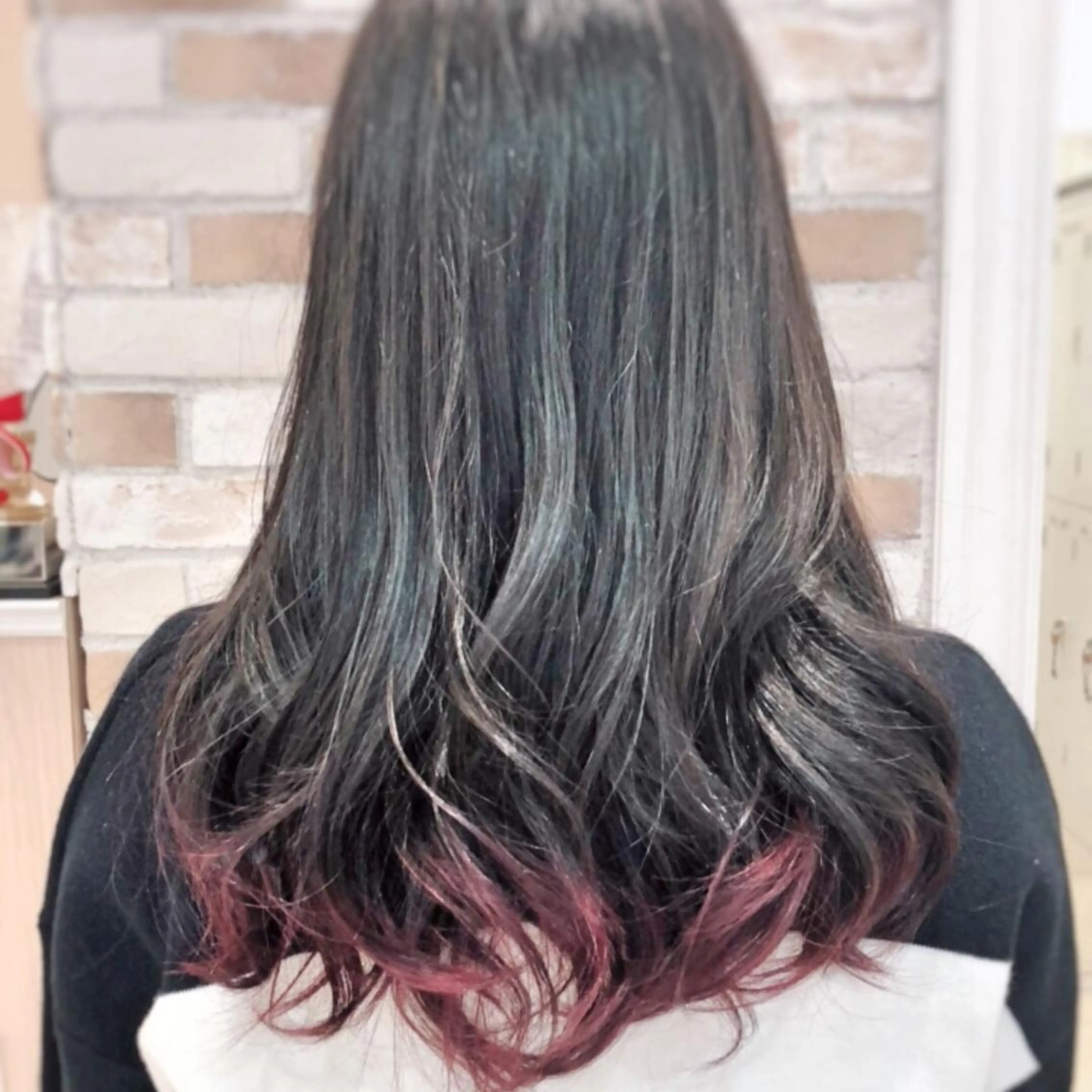 セミロング カラー ブリーチ レッドカラー バイオレットカラー 癖毛、多毛の方歓迎 三浦　麻衣のヘアスタイル