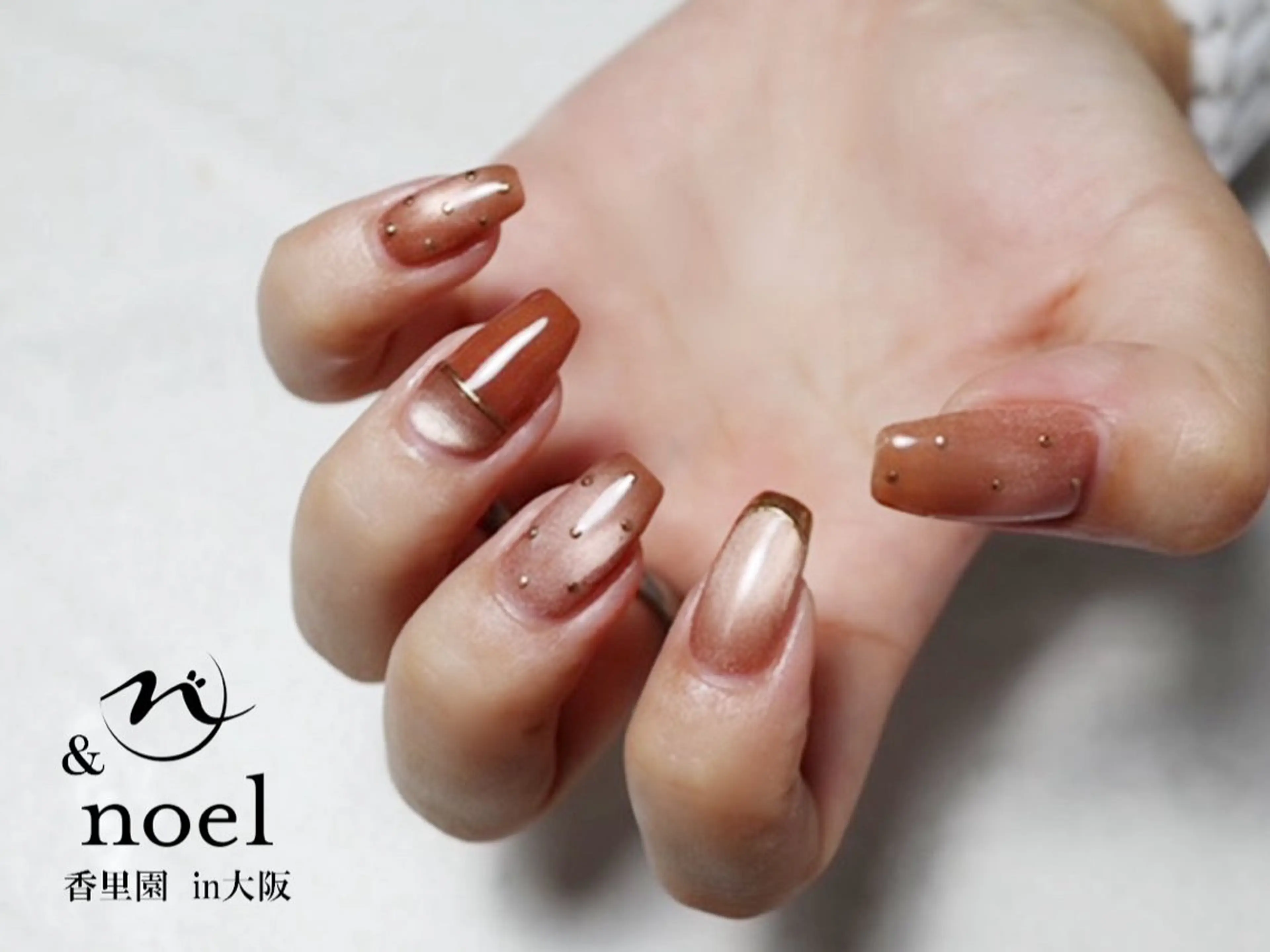 ネイル ブラウン ドット マグネットネイル オフィスネイル ハンドネイル Nailsalon &Noelのネイルデザイン