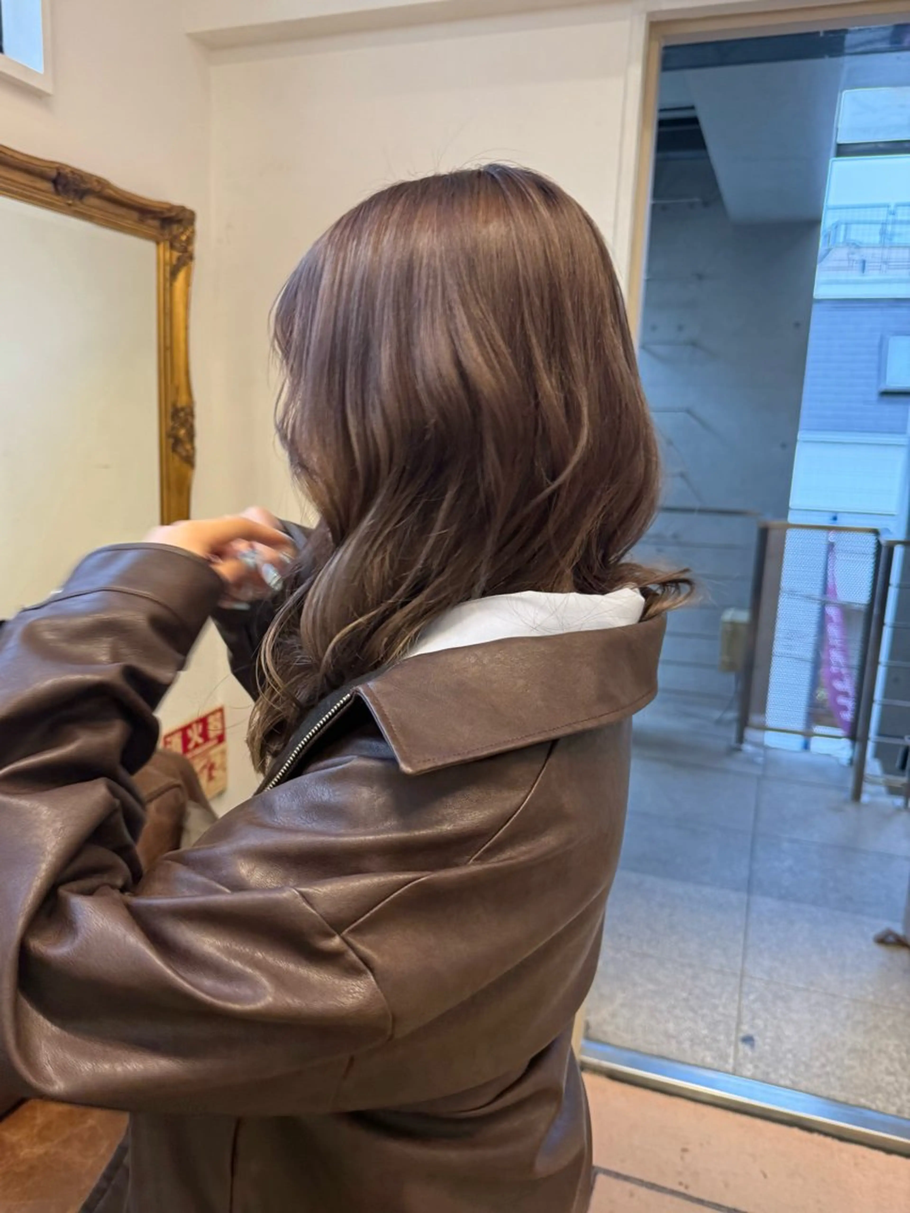 セミロング カラー ミルクティー× グレージュMOMOのヘアスタイル