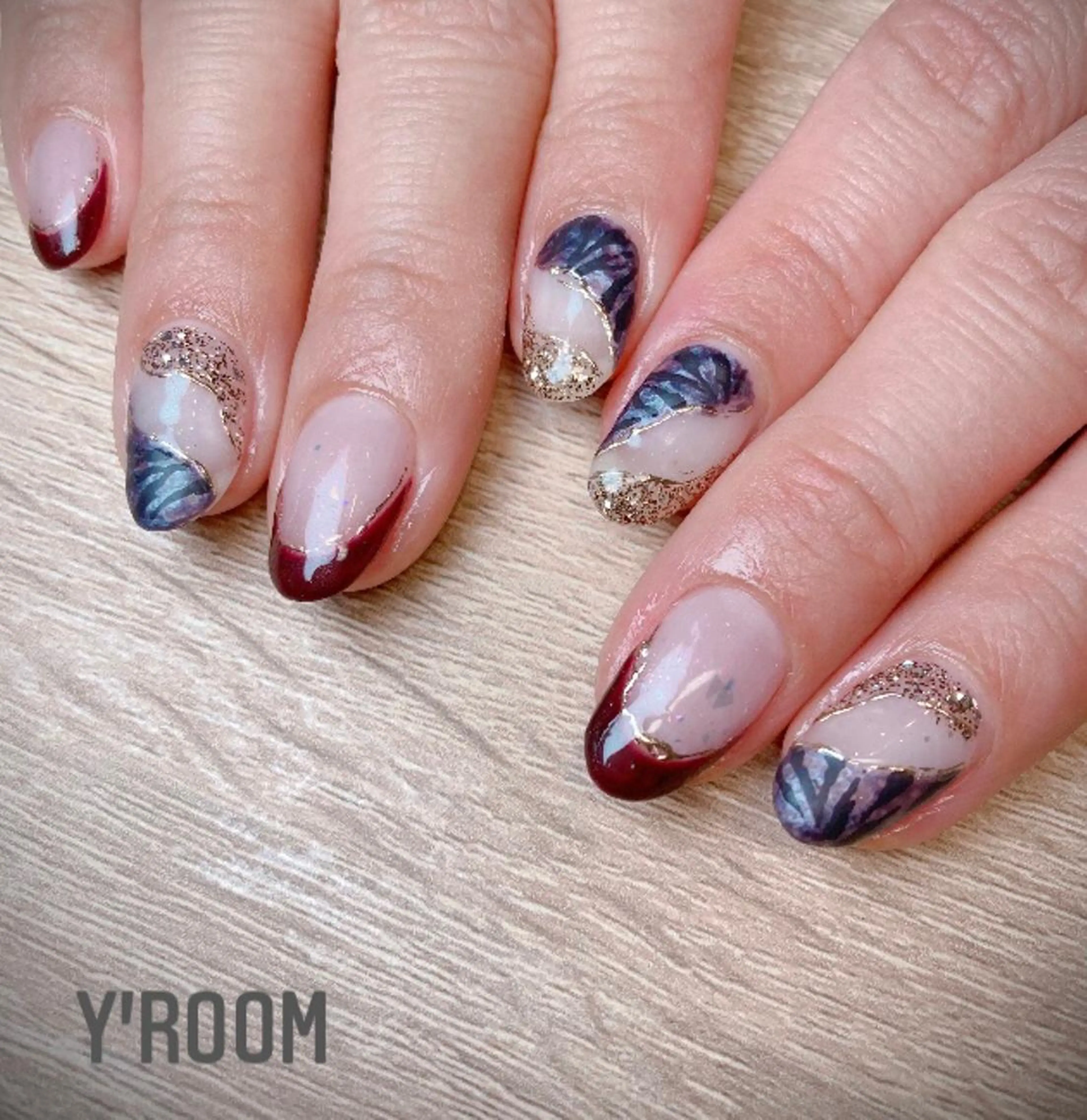 ネイル オーロラネイル ボルドー フラッシュネイル ジェルネイル 氷ネイル・うるうるネイル ハンドネイル YUKA （ネイリスト）のネイルデザイン