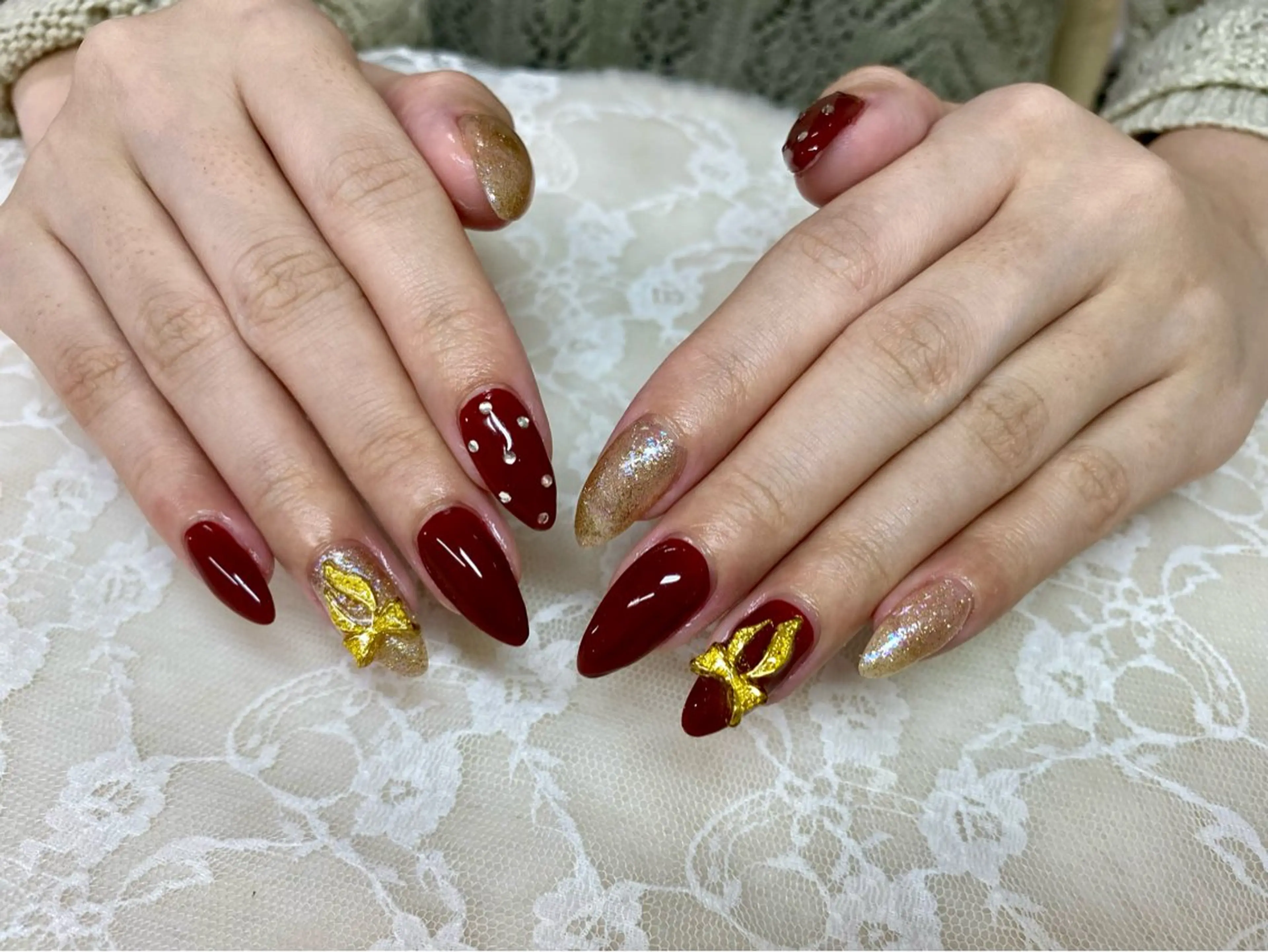 ネイル ボルドー ゴールド リボン ハンドネイル 心斎橋Salon Epokkuのネイルデザイン