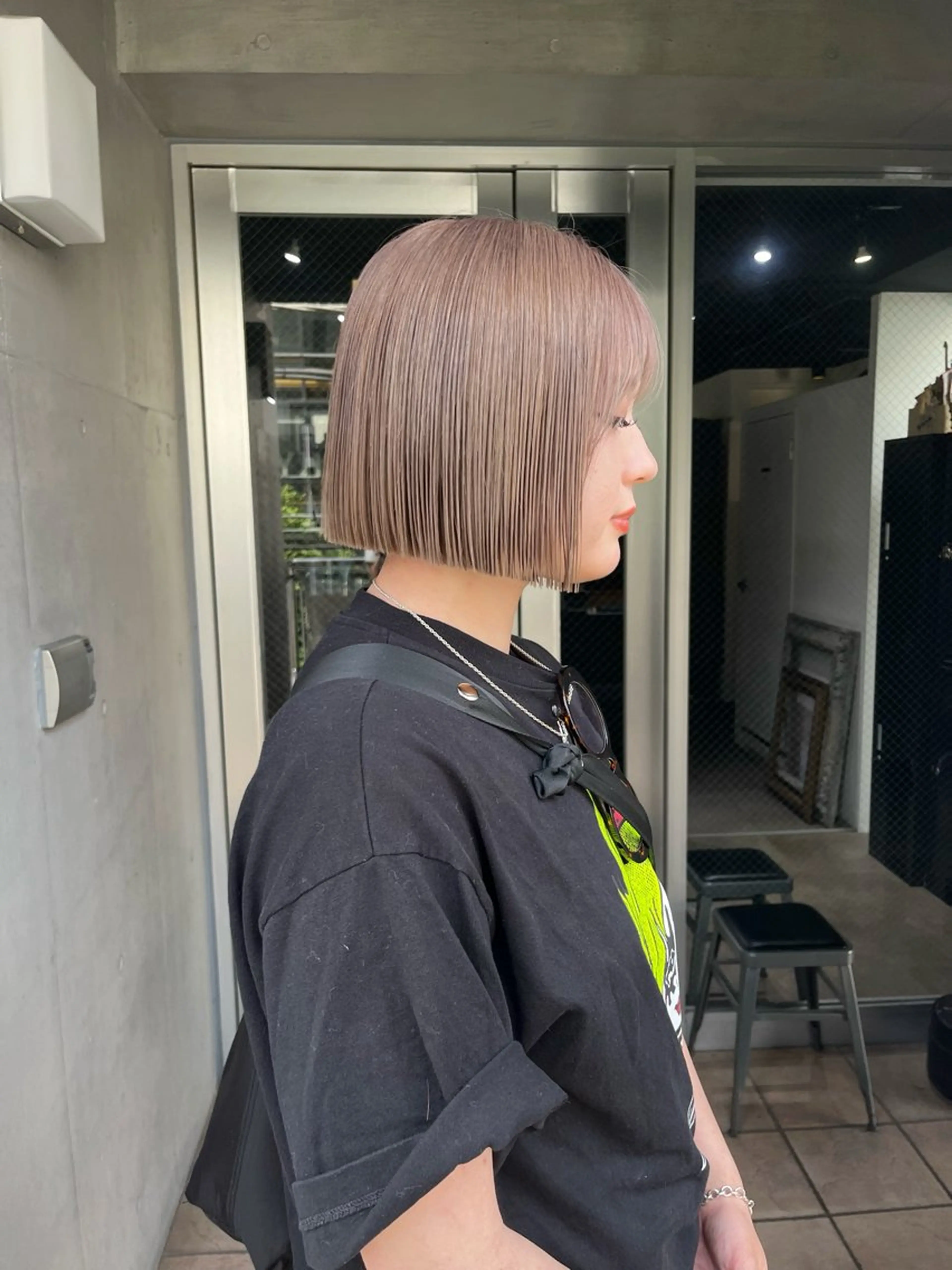 ショート カラー ベージュカラー グレージュ ミルクティーベージュ ミルクティーグレージュ ボブ カット ヘアカラー トリートメント ミルクティーベージュ ブリーチ 店長 清水のヘアスタイル