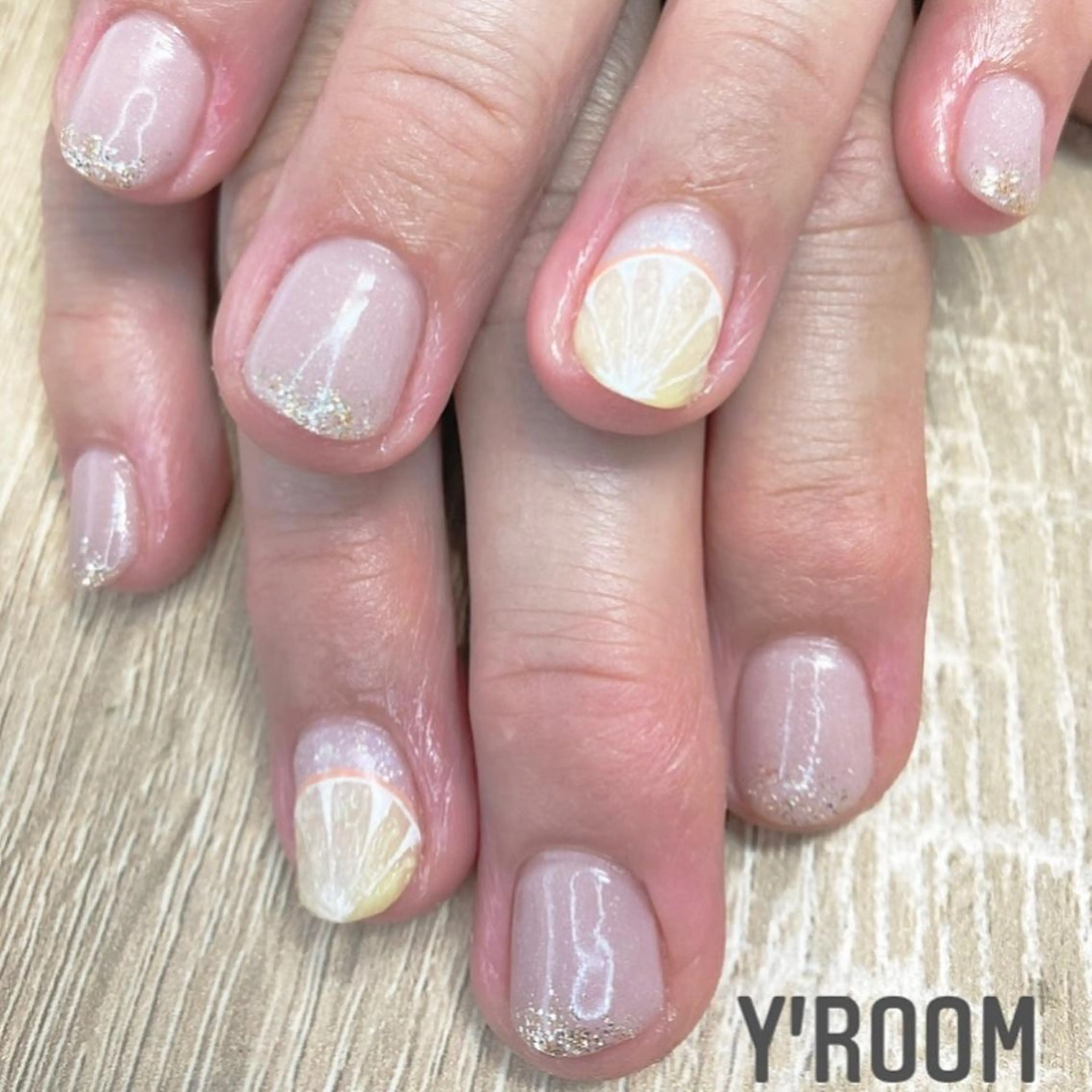 ネイル オーロラネイル フラッシュネイル フットネイル ジェルネイル 氷ネイル・うるうるネイル ハンドネイル YUKA （ネイリスト）のネイルデザイン