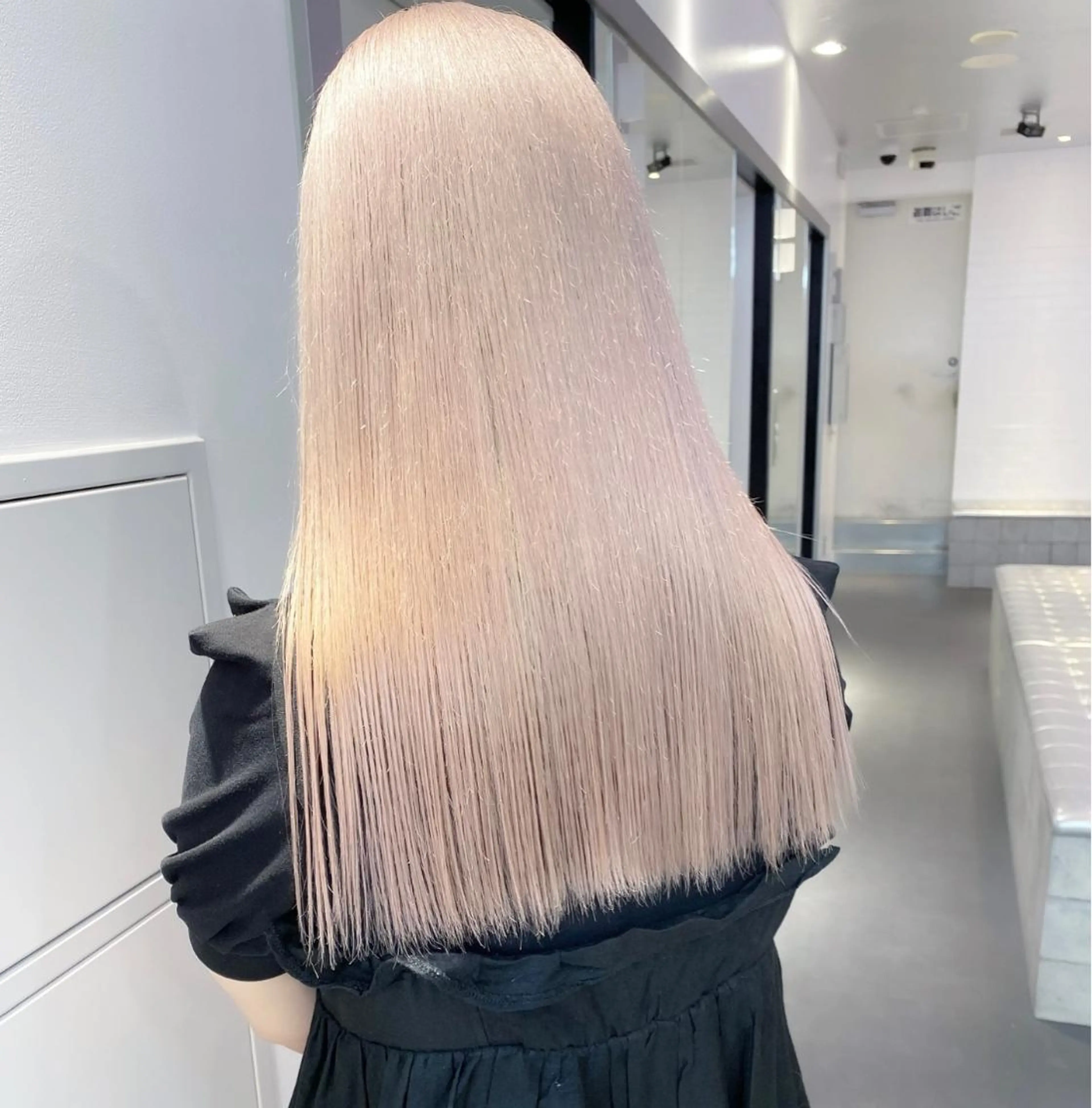 ミディアム カラー ヘアアレンジ ベージュカラー ブロンド ピンクカラー ホワイトピンク ホワイトベージュ ヘアカラー トリートメント 🎨ハイトーン/ 切りっぱなし みつきのヘアスタイル