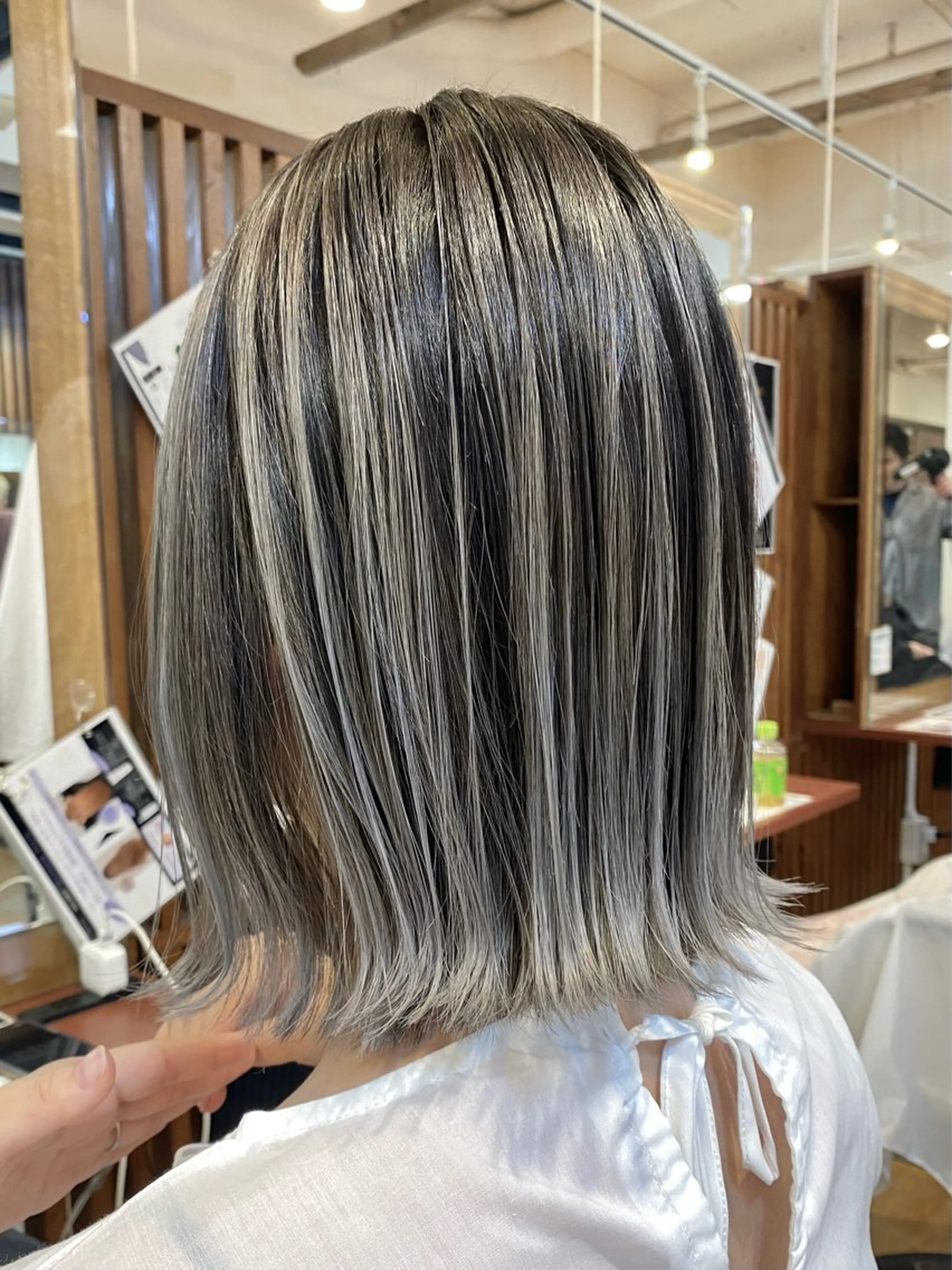 ミディアム カラー バレイヤージュ ブリーチ レイヤーカット 白髪ぼかし バレイヤージュ志鎌のヘアスタイル