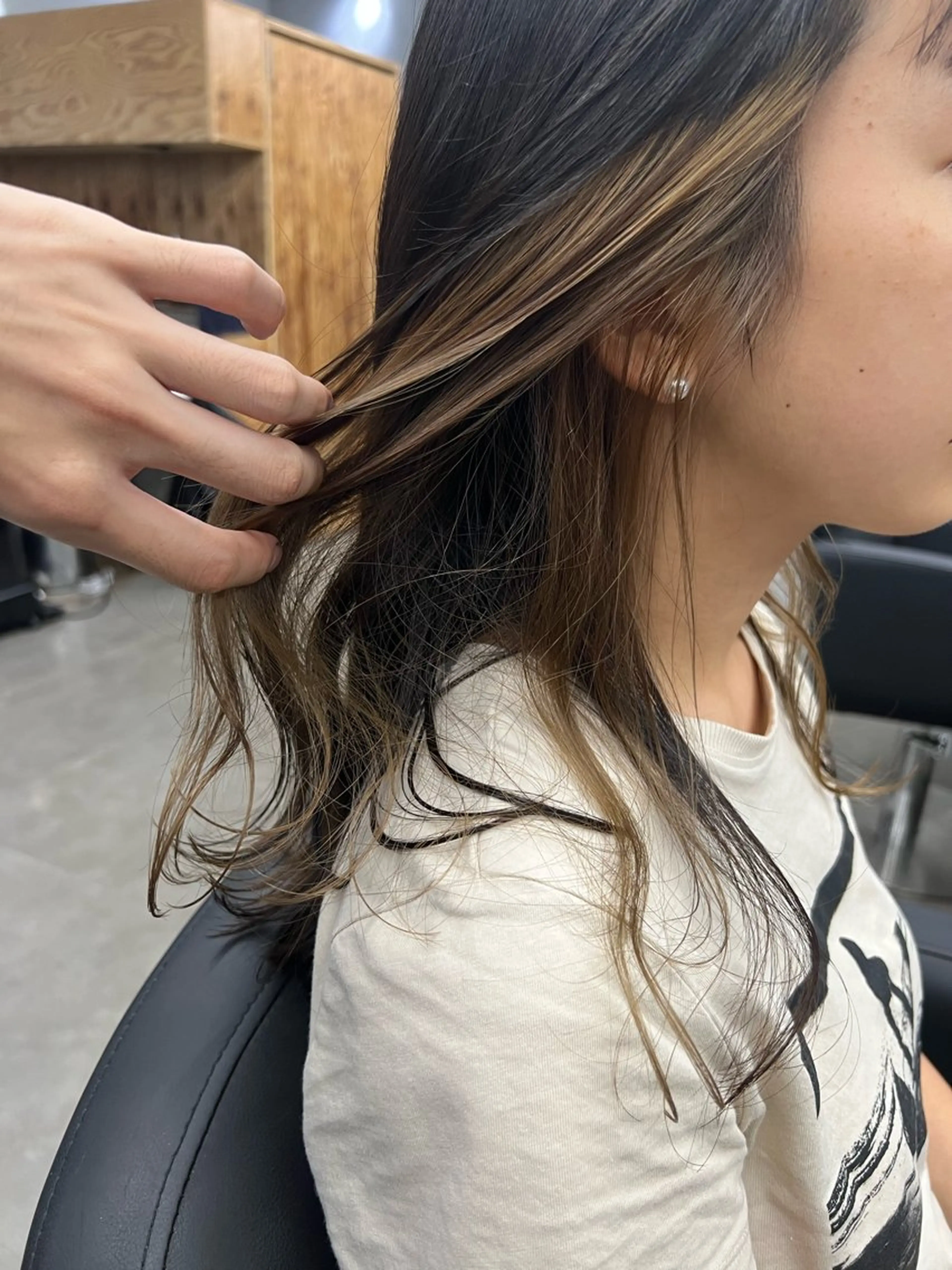 ロング カラー ベージュカラー ブリーチ ミルクティーベージュ 亀田 泰生のヘアスタイル