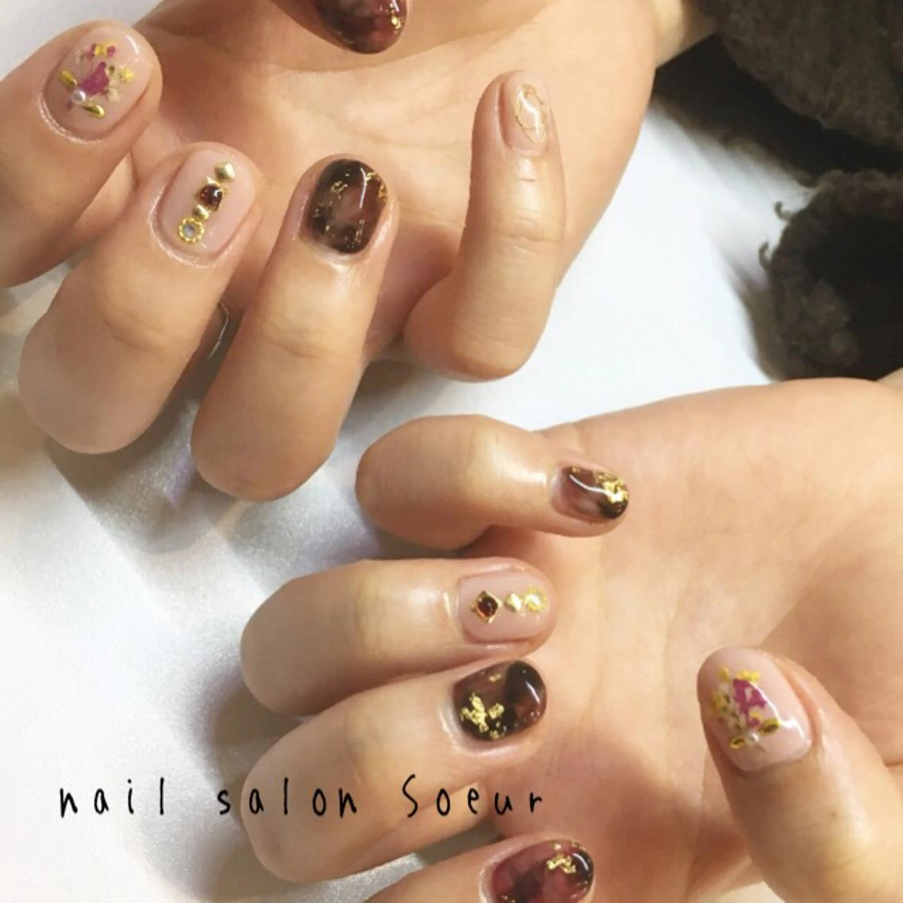 ネイル アートネイル ブラウン フラワーネイル ジェルネイル ニュアンスネイル ハンドネイル nail salon Soeurのネイルデザイン