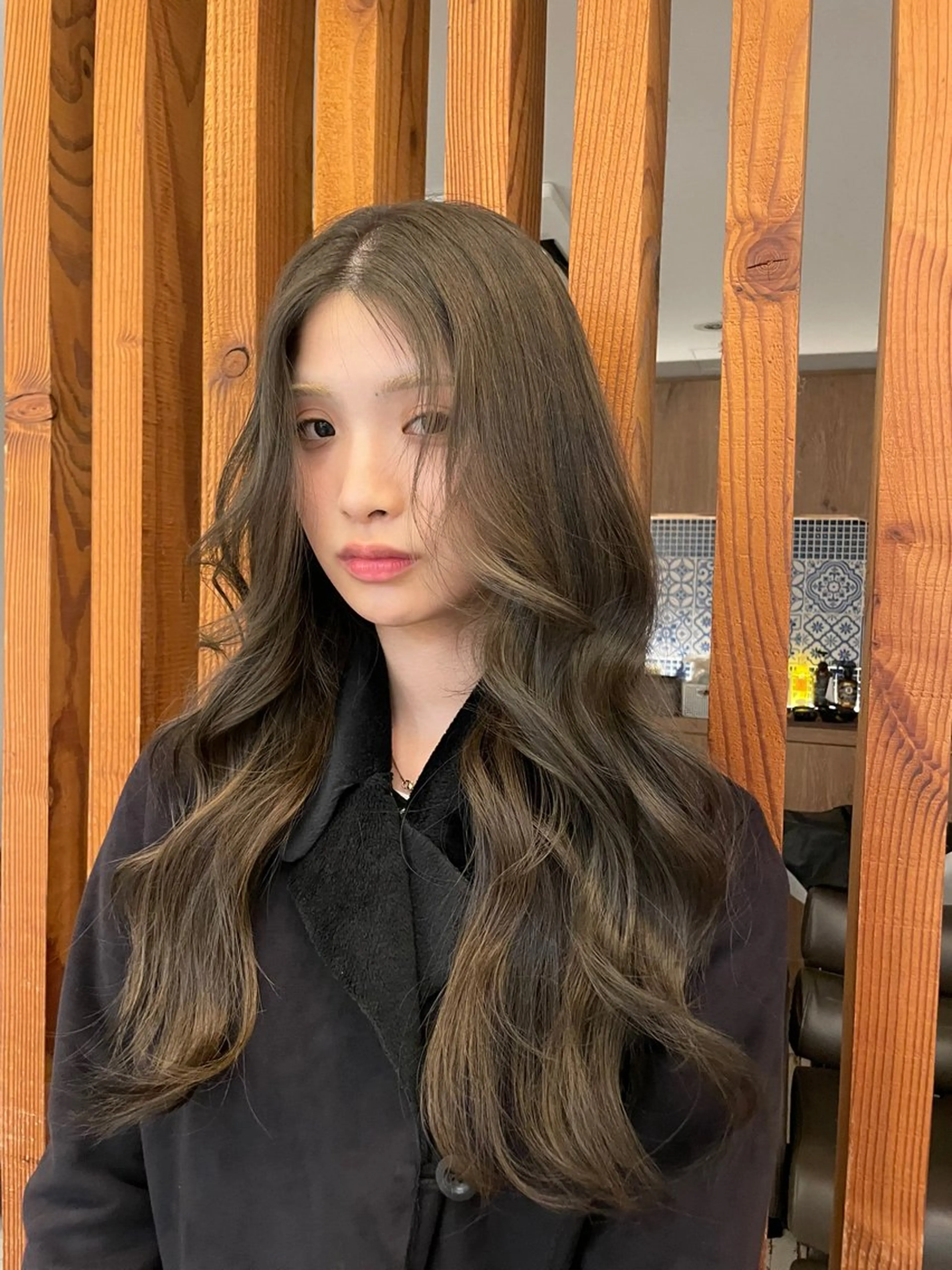 ロング カラー グレージュ オリーブグレージュ オリーブグレー ヘアカラー トリートメント リカ/ハイトーン ・オリーブ🍀のヘアスタイル