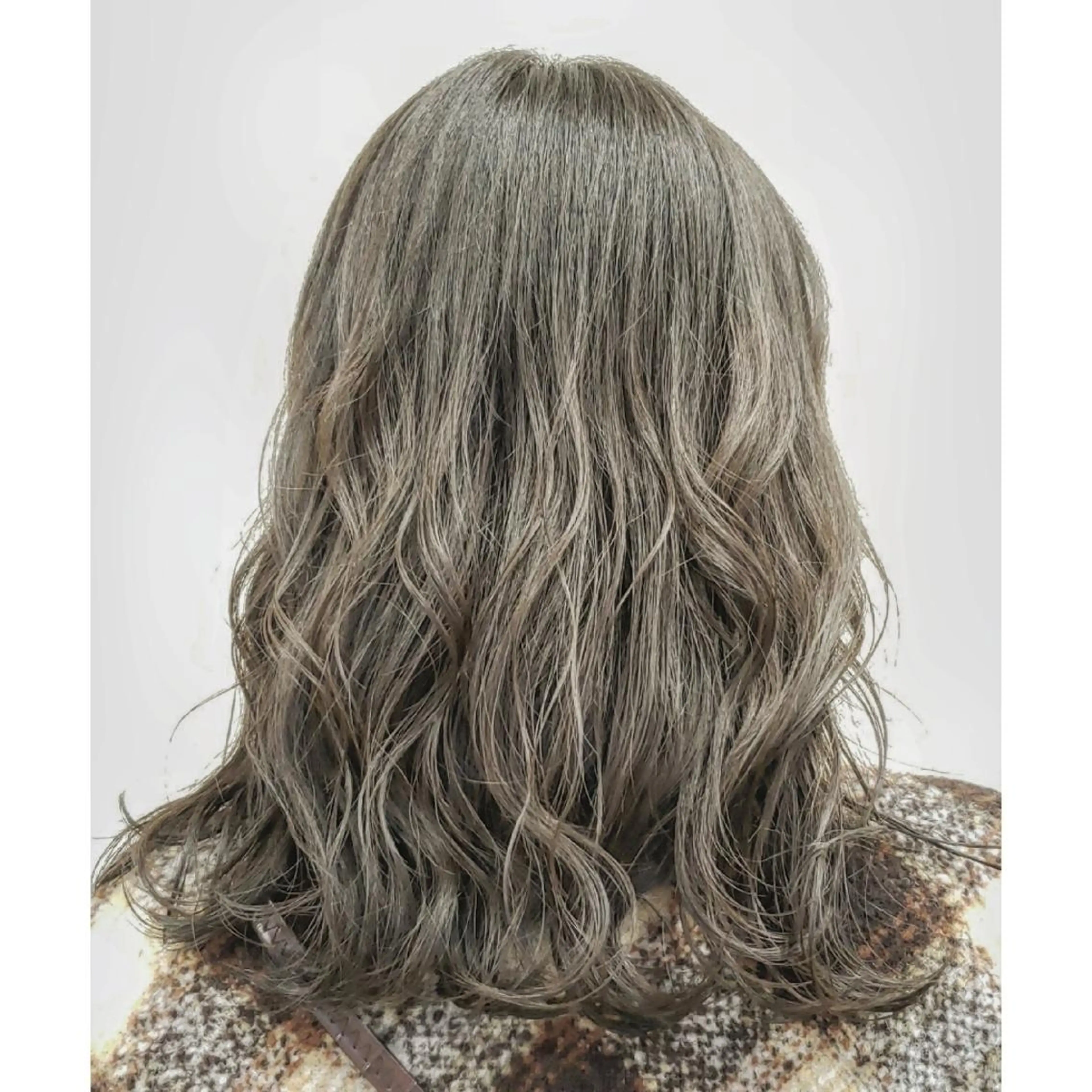 セミロング カラー ヘアアレンジ ブリーチ グレージュ ブリーチなしカラー オリーブグレージュ オリーブグレー 髪質改善サロン🍃 AIRI のヘアスタイル