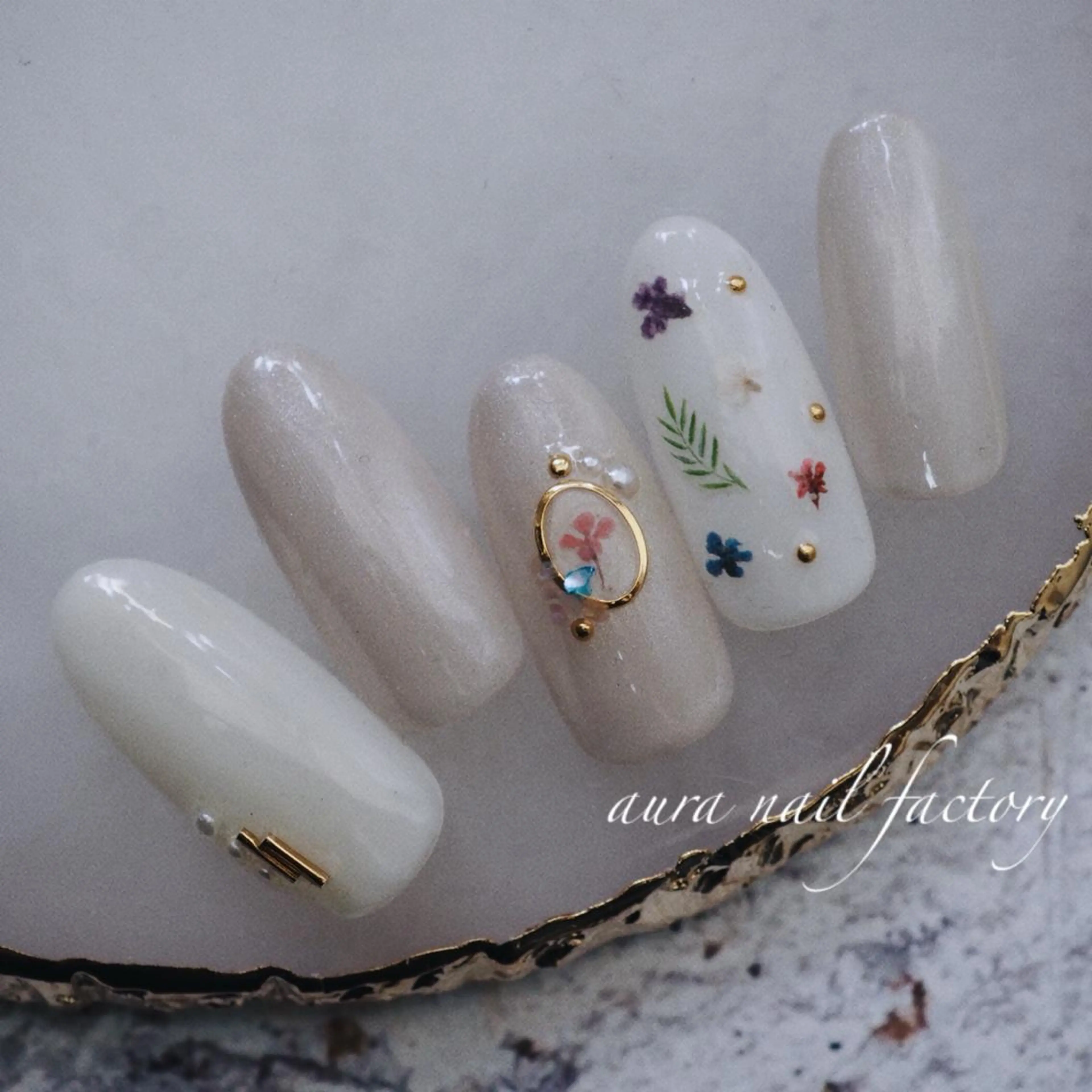 ショート カラー ネイル フラワーネイル 赤羽 aura 深爪を断らない✨のネイルデザイン