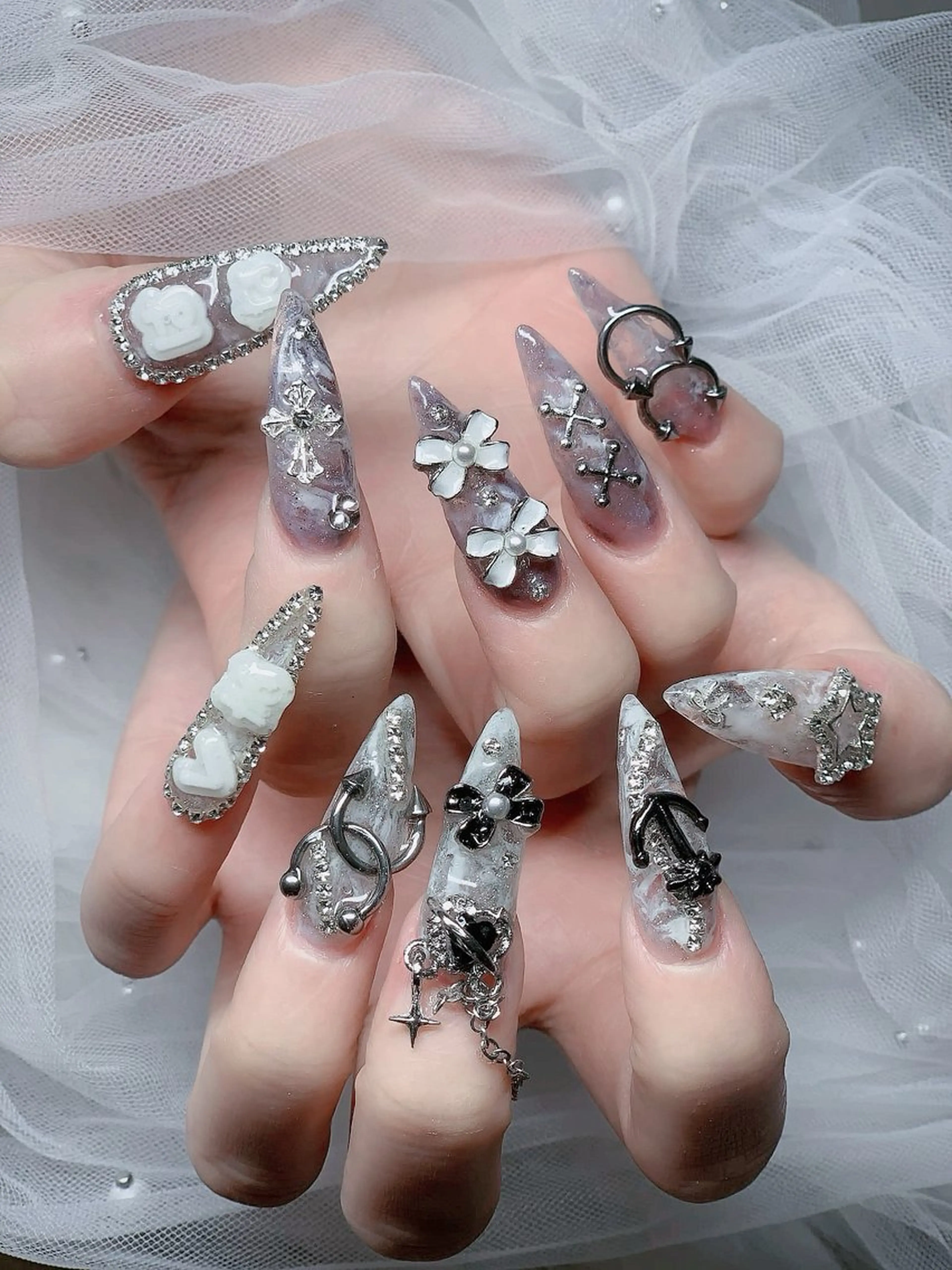 ネイル オーロラネイル フレンチネイル ジェルネイル ハロウィン キラキラネイル H.baby Nail Salonのネイルデザイン