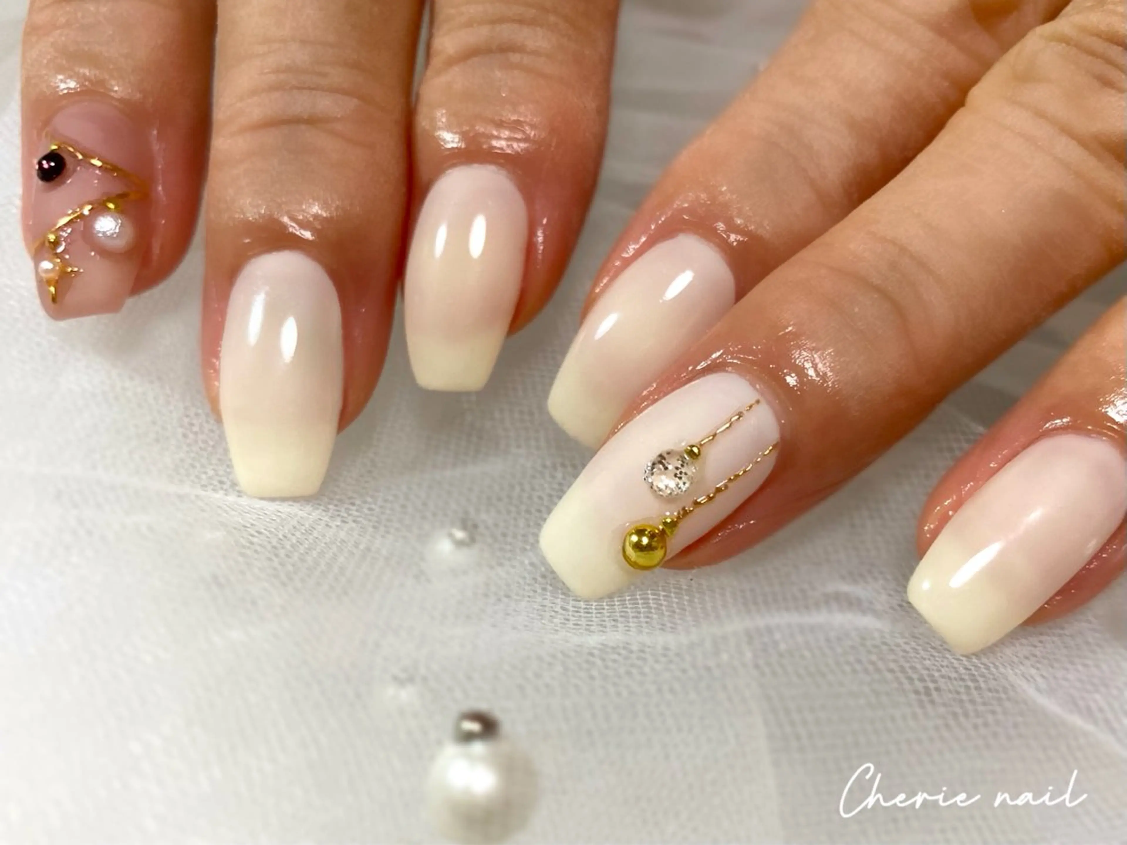 ネイル ジェルネイル ミラーネイル ホワイト 冬ネイル クリスマス ハンドネイル Cherienail yunaのネイルデザイン