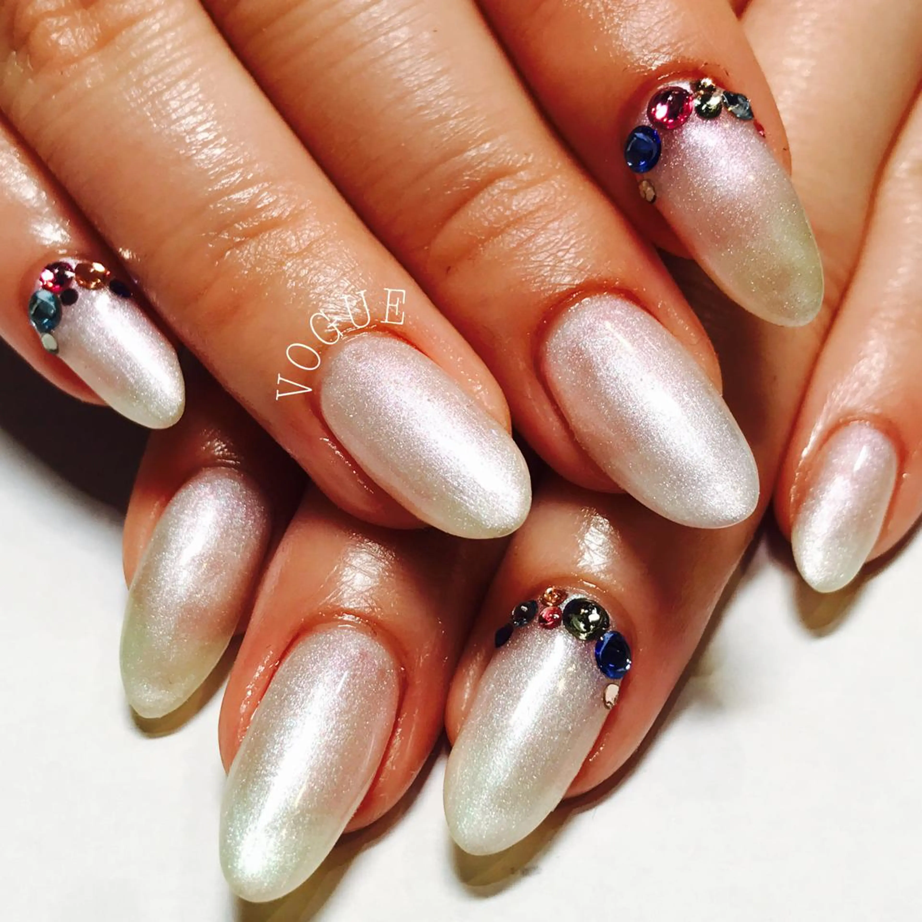 ネイル ワンカラーネイル ストーンネイル ホワイト ハンドネイル VOGUE ×SWANのネイルデザイン
