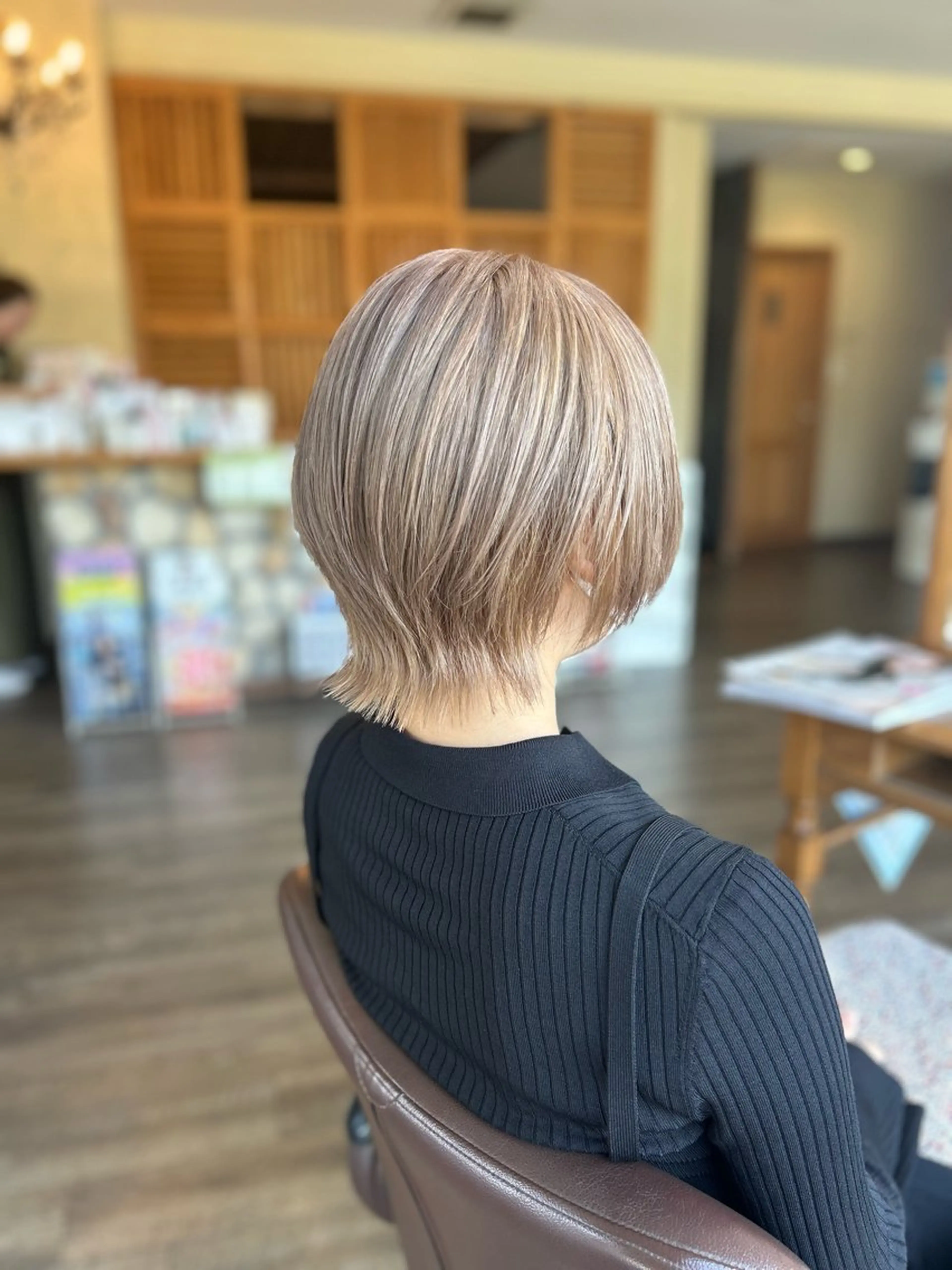 ショート カラー ブリーチ カット ヘアカラー 井上 花音のヘアスタイル