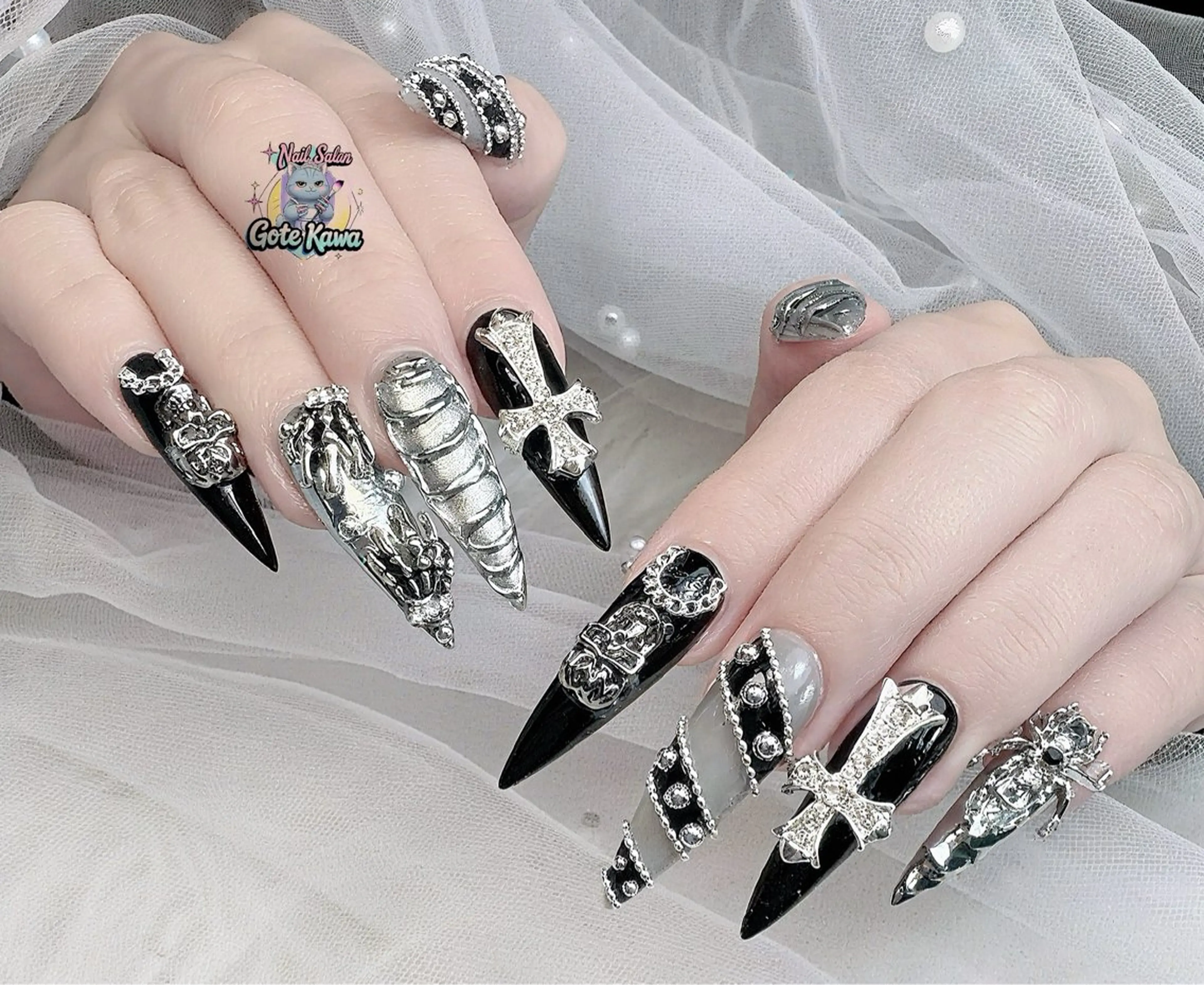 ネイル ロングネイル シルバー スーパーロングネイル ネイルチップ ハンドネイル ハンドケア Gote Kawa nail salonのネイルデザイン