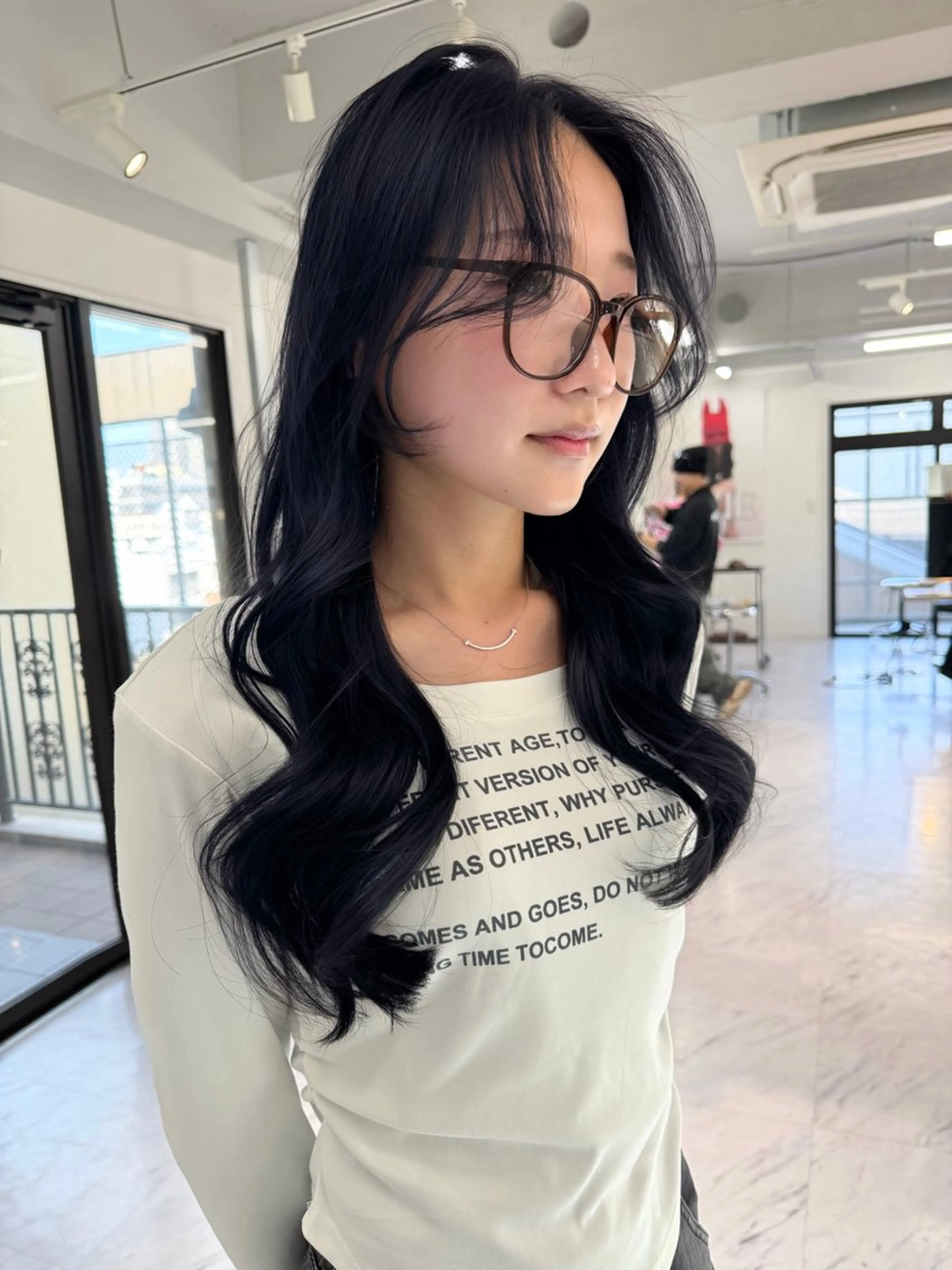 ロング カラー ベージュカラー 黒髪 ブリーチ ブルーカラー ブルーブラック ヘアカラー TATSUブリーチ/ ミルクティーベージュのヘアスタイル