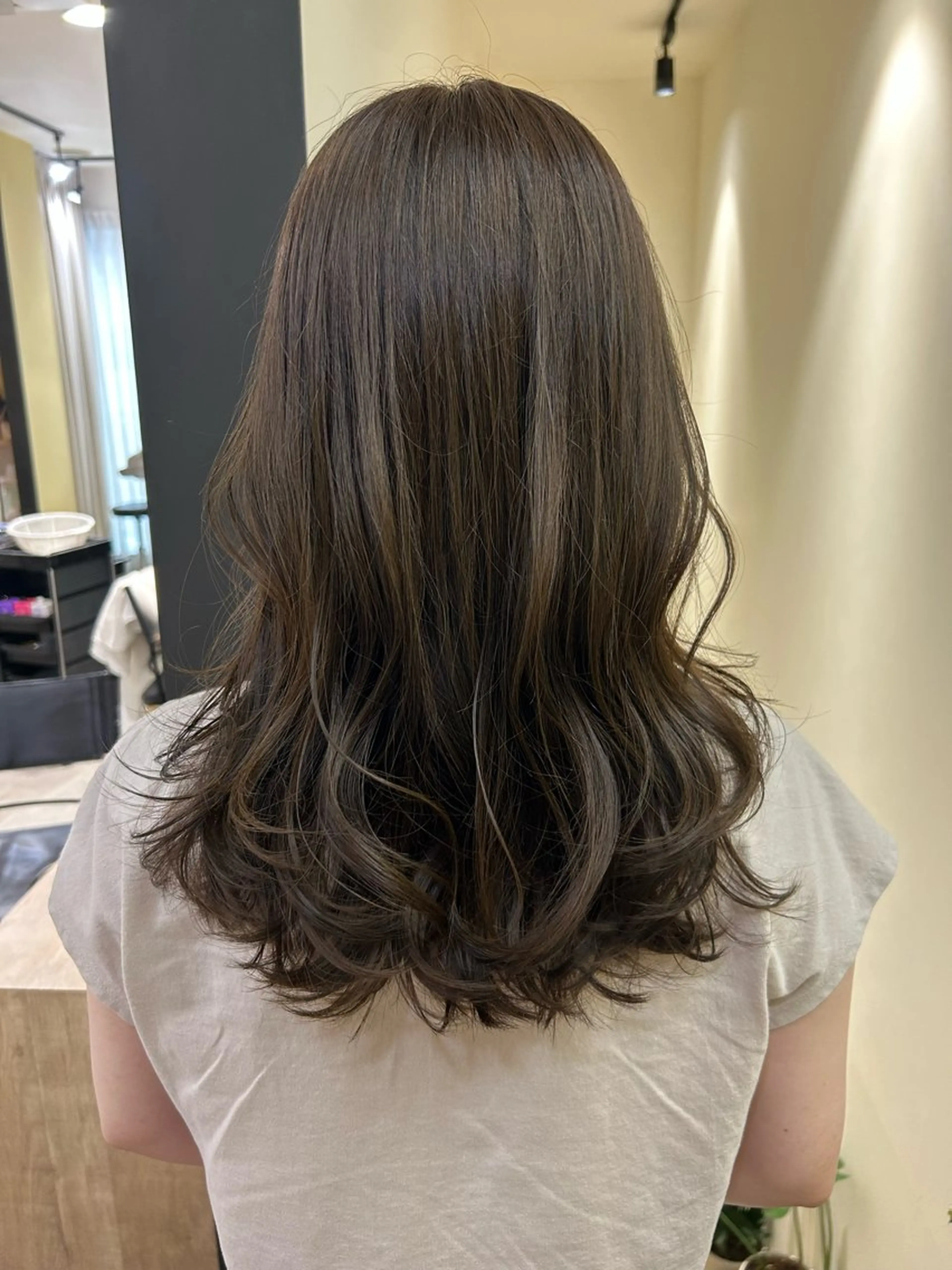 ロング カラー アッシュ ベージュカラー 透明感カラー オリーブアッシュ カット ヘアカラー トリートメント hub hair レイヤー/透明感のヘアスタイル
