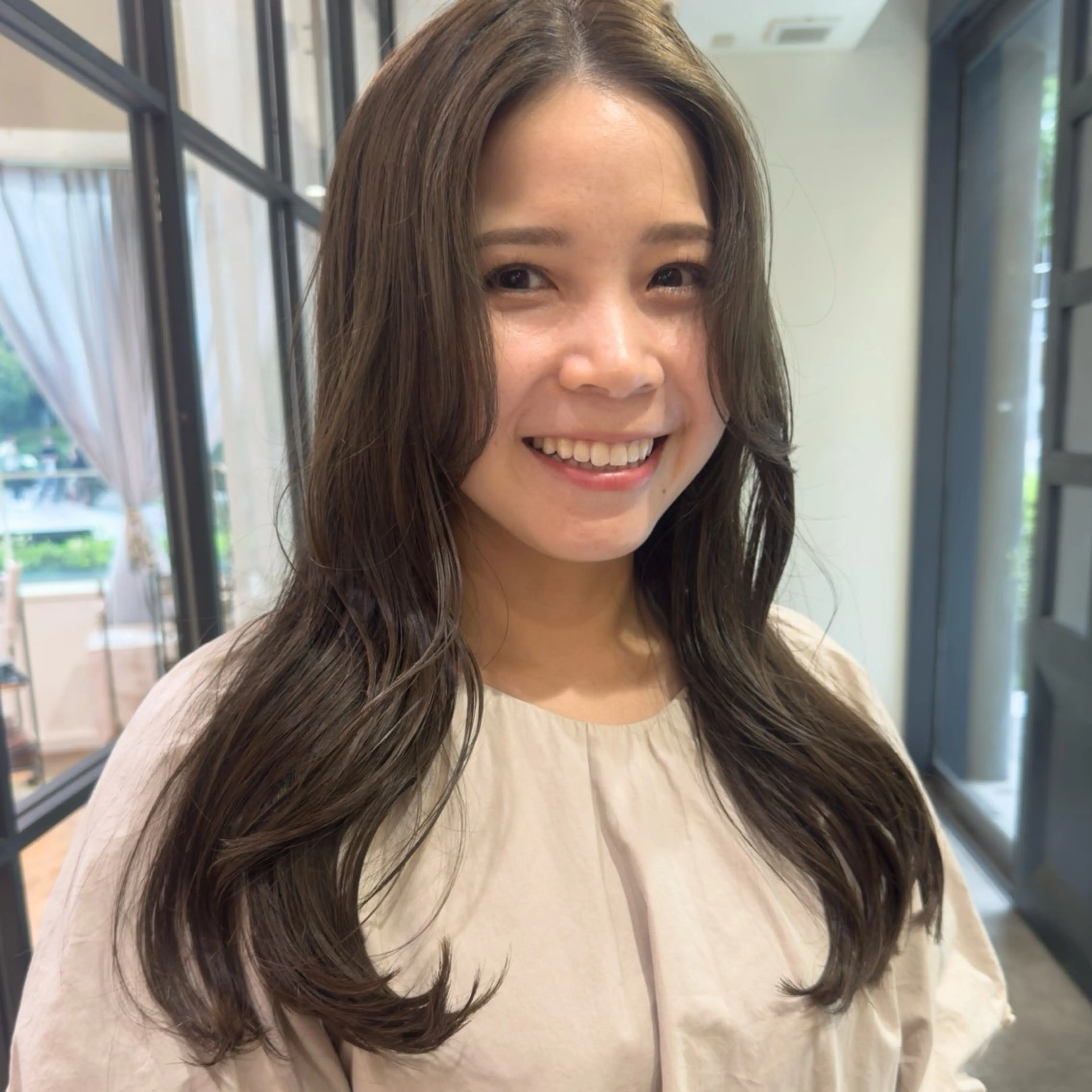 ロング 顔まわりレイヤー レイヤーカット カット ヘアカラー 平野恵/透明感カラー ブリーチ/ボブのヘアスタイル