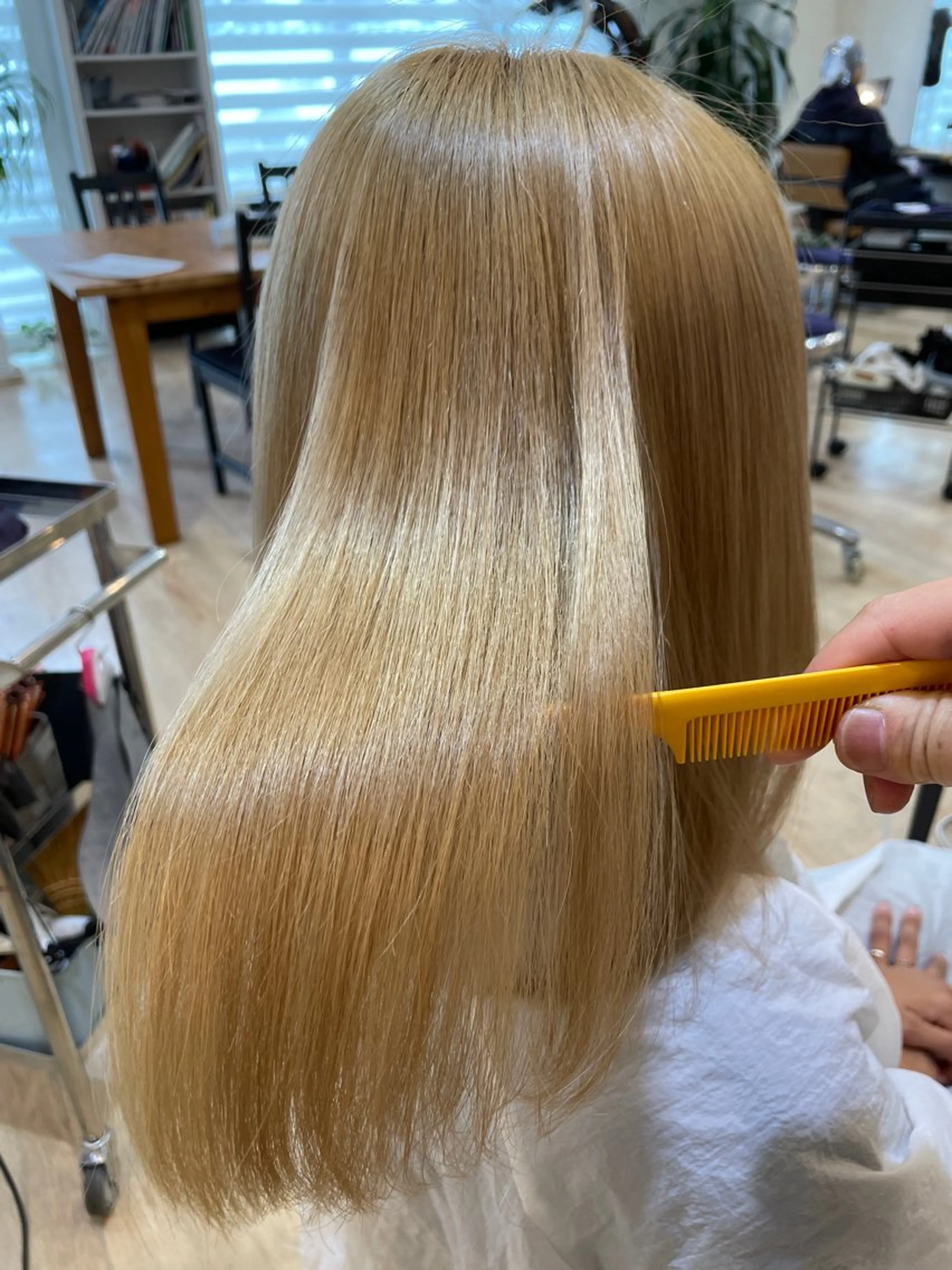 セミロング カラー 抜きっぱなしブロンド ブロンド レイヤーカット 外ハネヘア ブリーチ無し透明感 ケアカラー🌿かなみのヘアスタイル