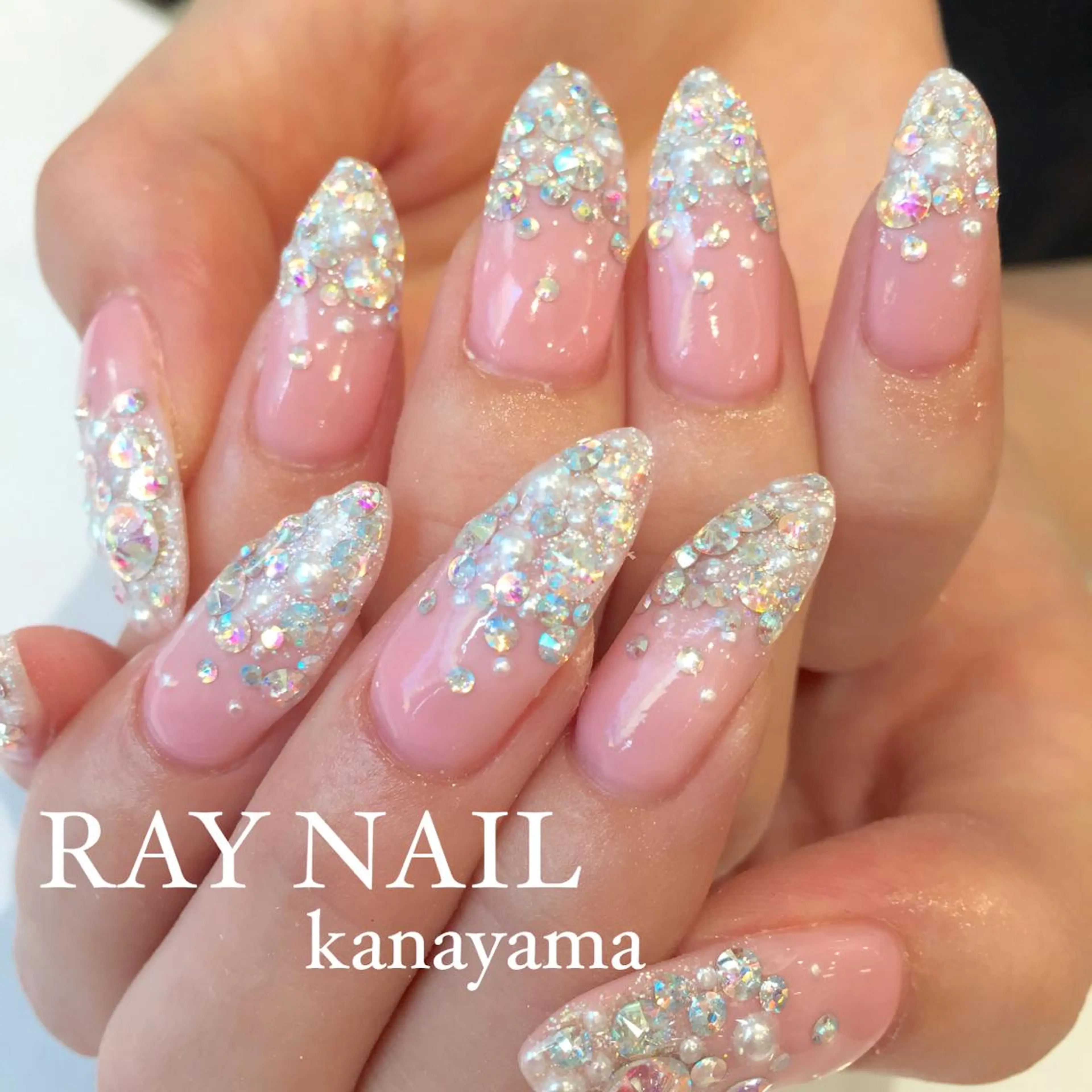 ネイル ストーンネイル Arowa 伊田のネイルデザイン