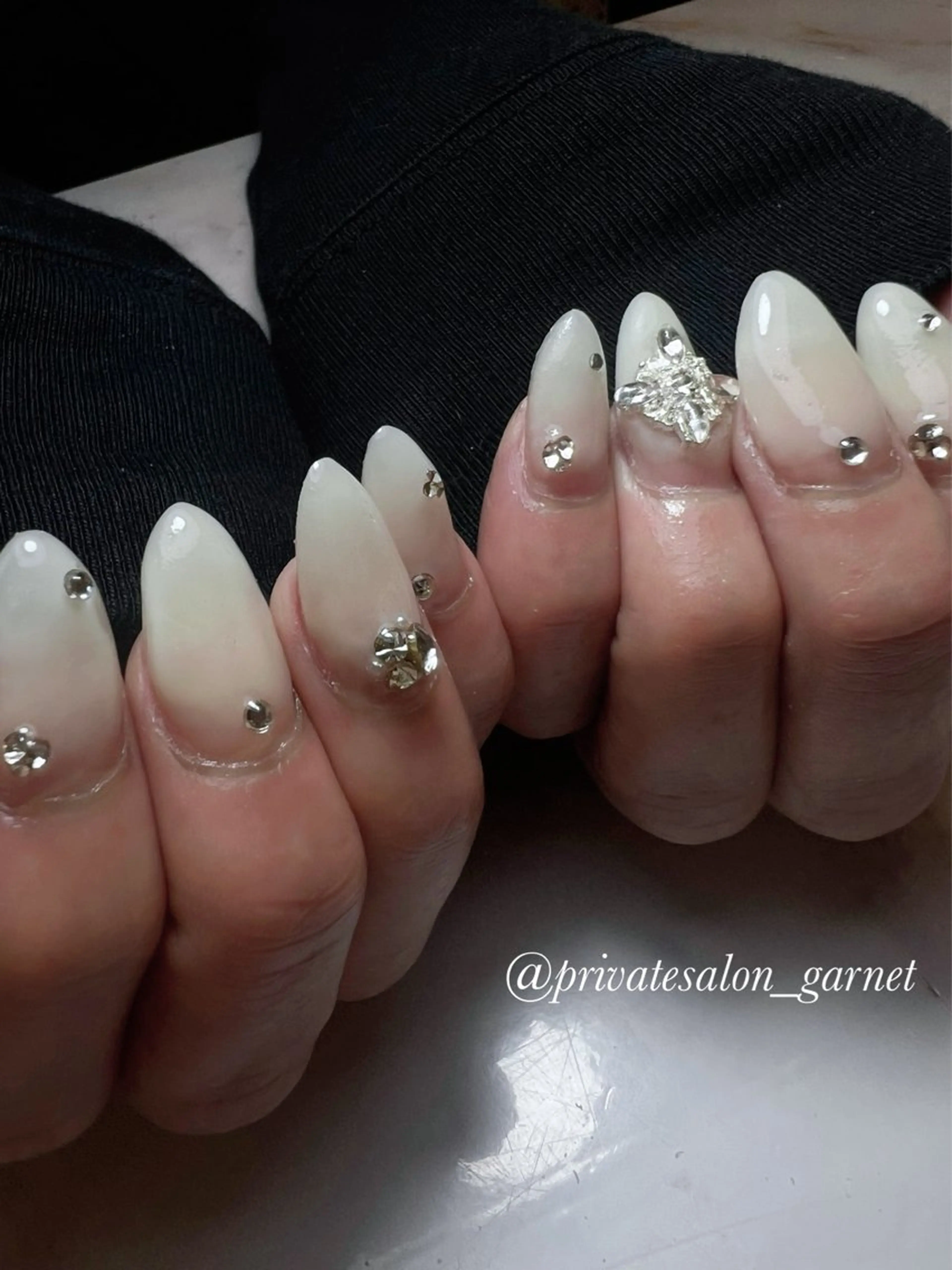 ネイル キラキラネイル ワンホンネイル Garnet nailのネイルデザイン