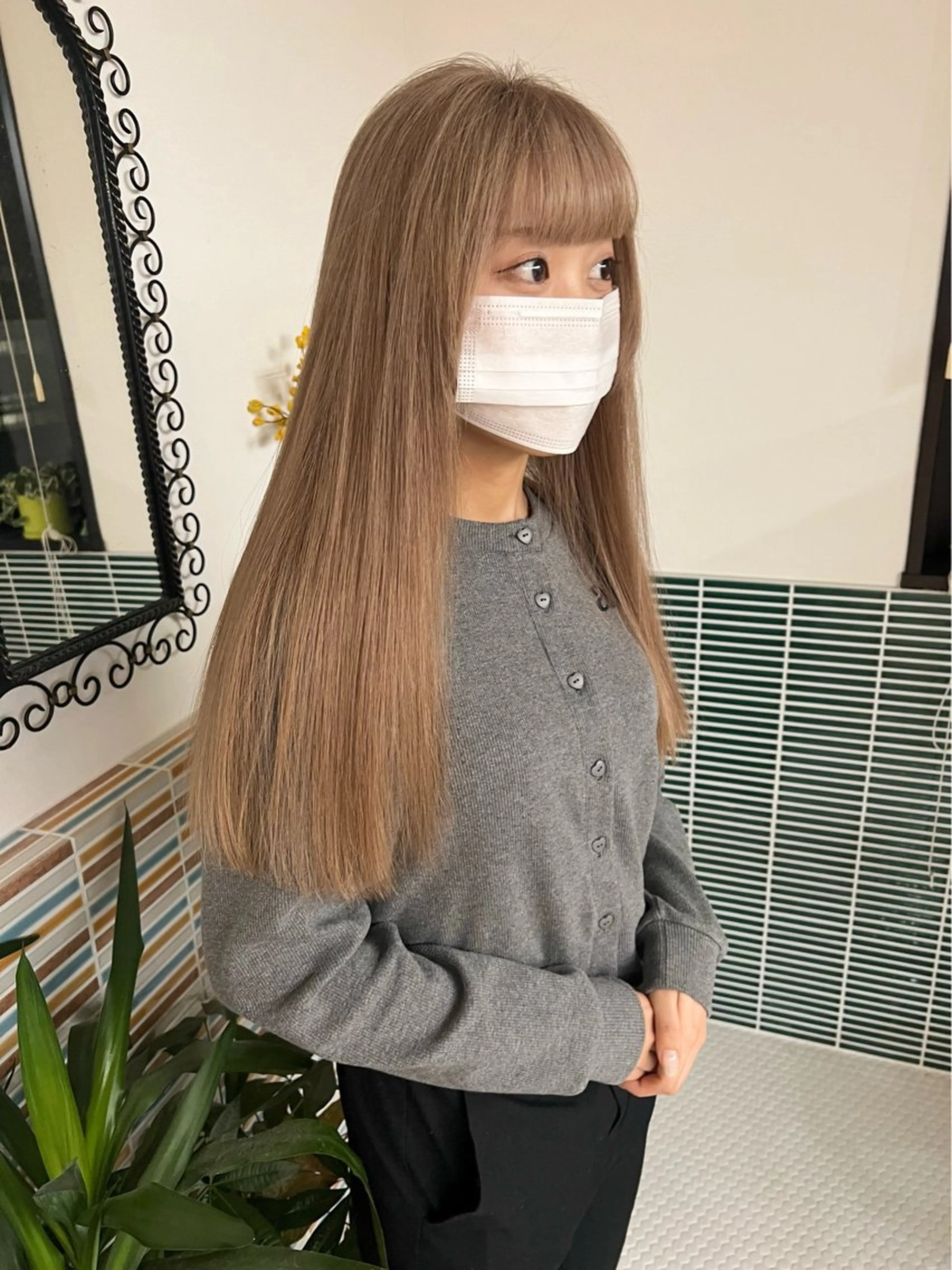 ロング カット ヘアカラー ミルクティーベージュ outaのヘアスタイル