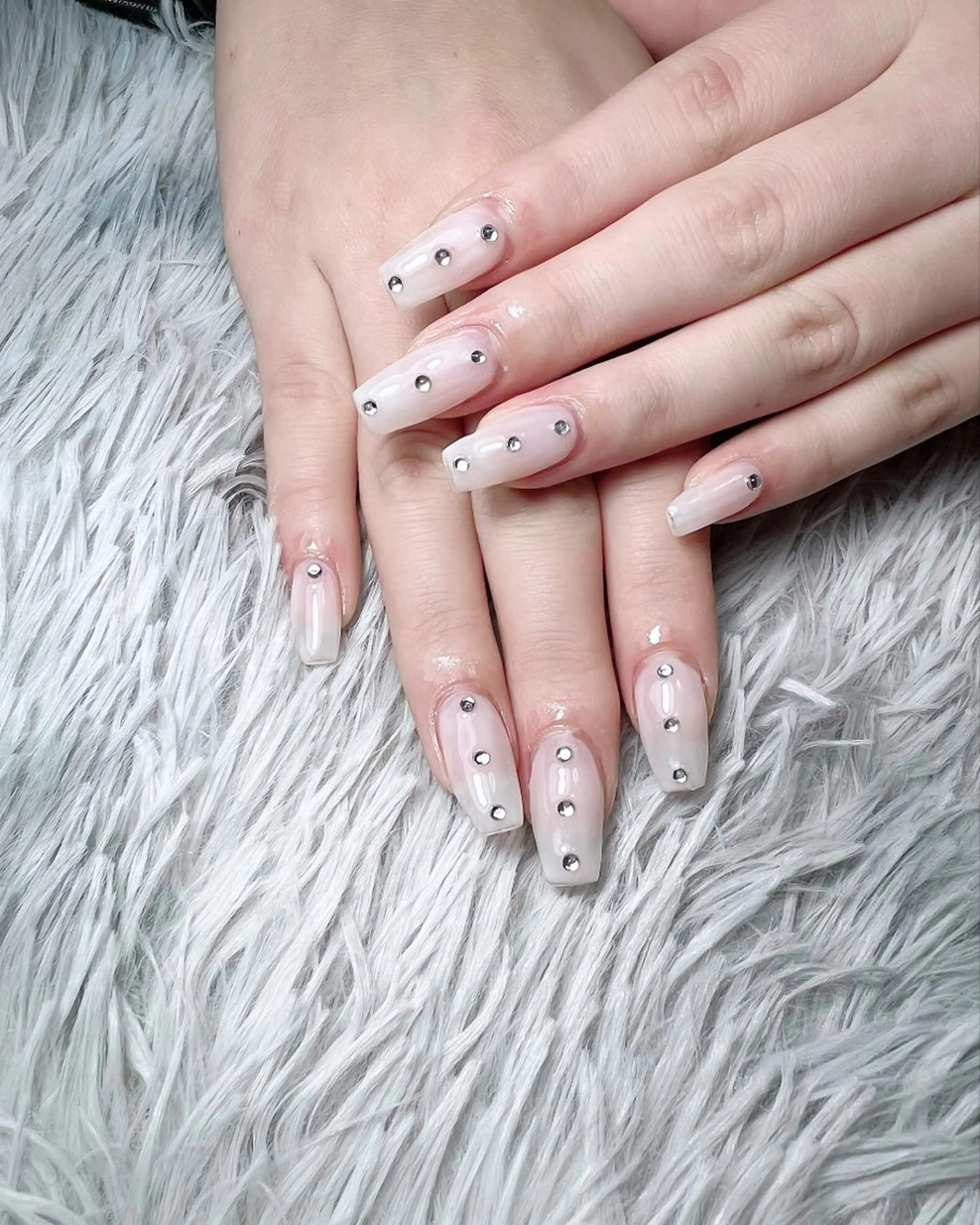 ネイル ワンカラーネイル スカルプネイル スクエアネイル ストーンネイル ホワイト ハンドネイル シェヌネイル JURAのネイルデザイン