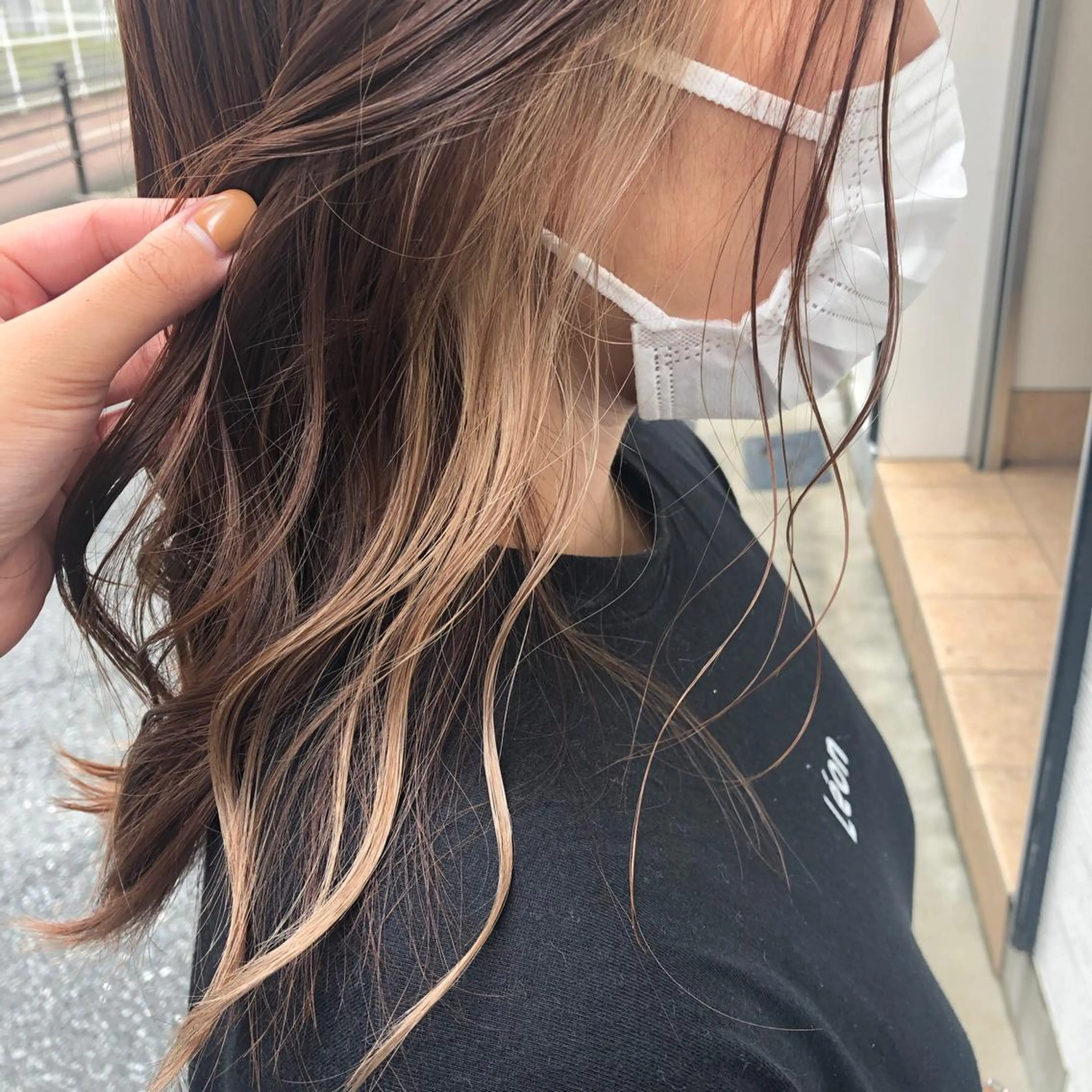 セミロング カラー ベージュカラー イヤリングカラー ，comma momoka🪄のヘアスタイル