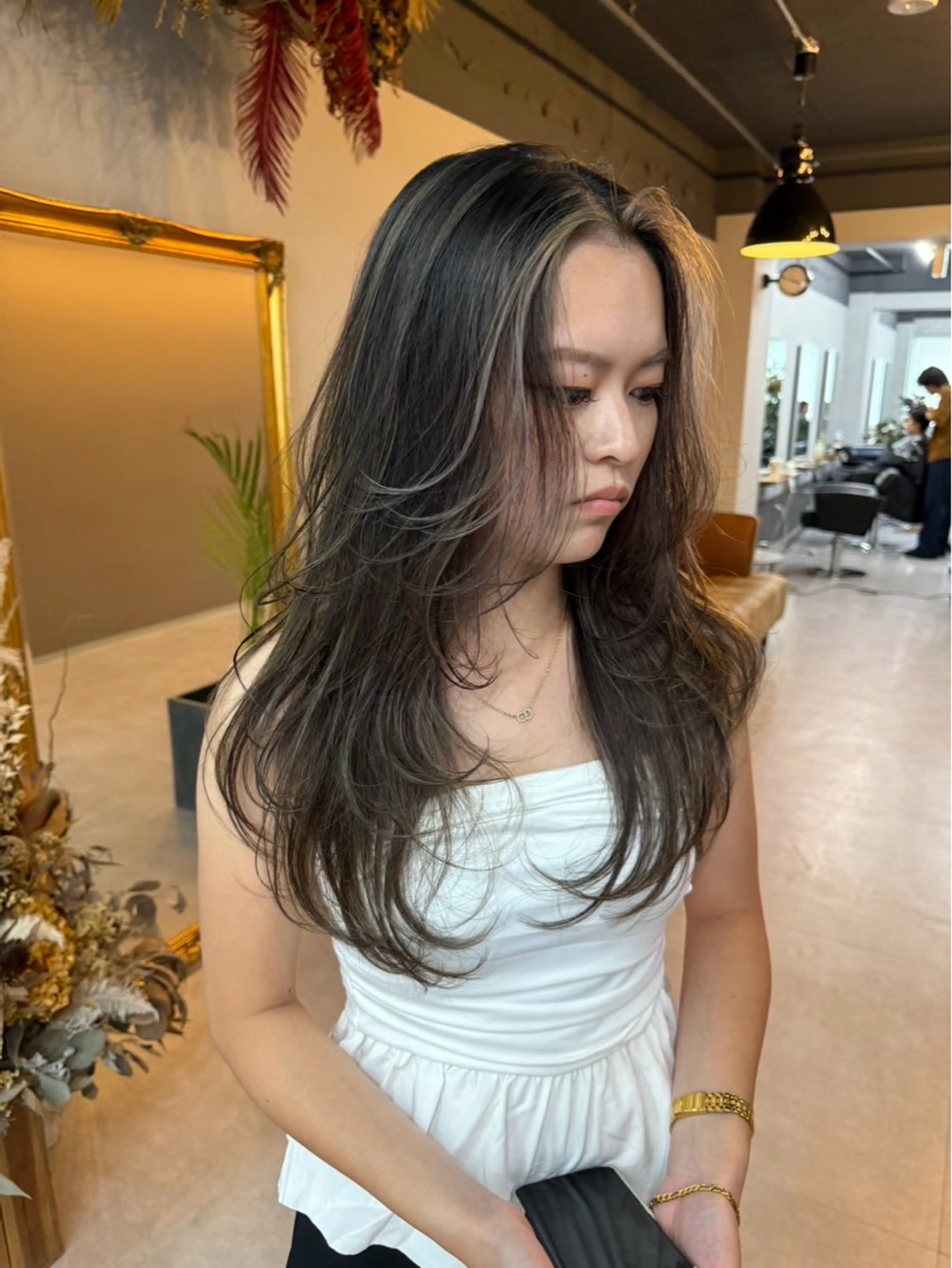 ロング カラー ミストバング  フェイスフレーミング ハイライトカラー 顔周りカット ハイライト レイヤーカット 韓国風PAOのヘアスタイル