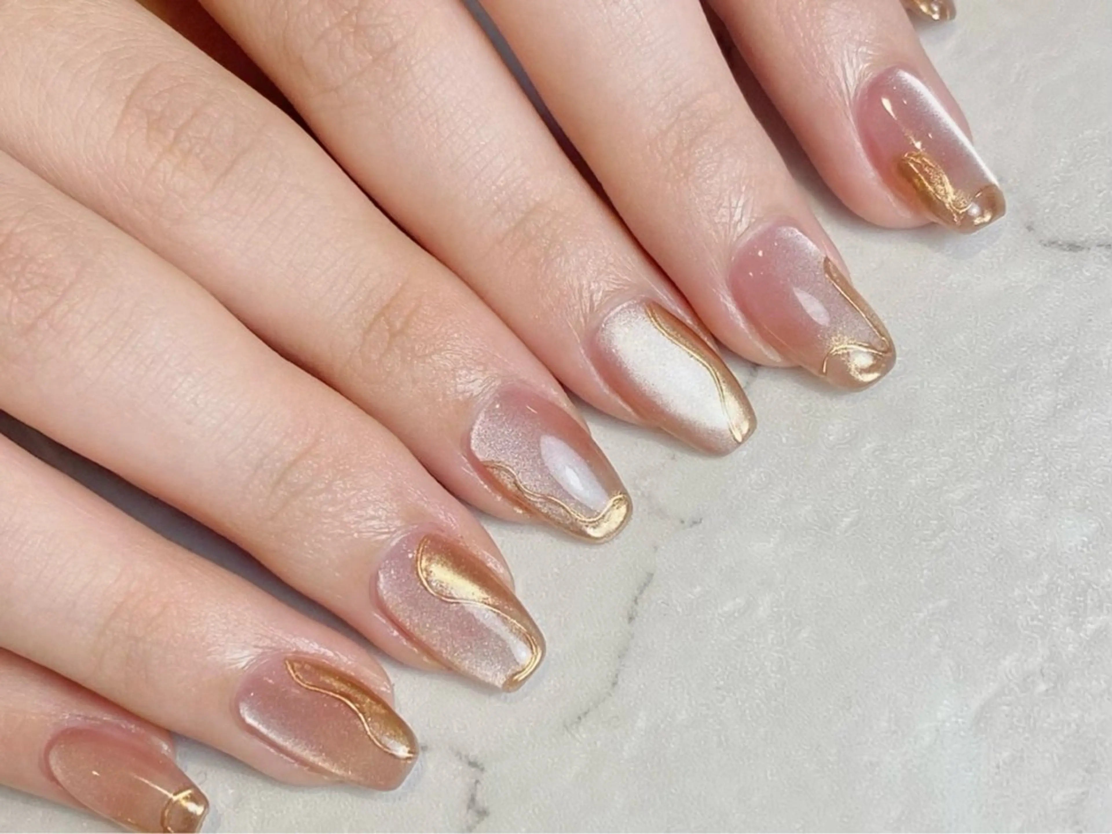 ネイル アートネイル ミラーネイル ニュアンスネイル プライベートサロン Rのネイルデザイン