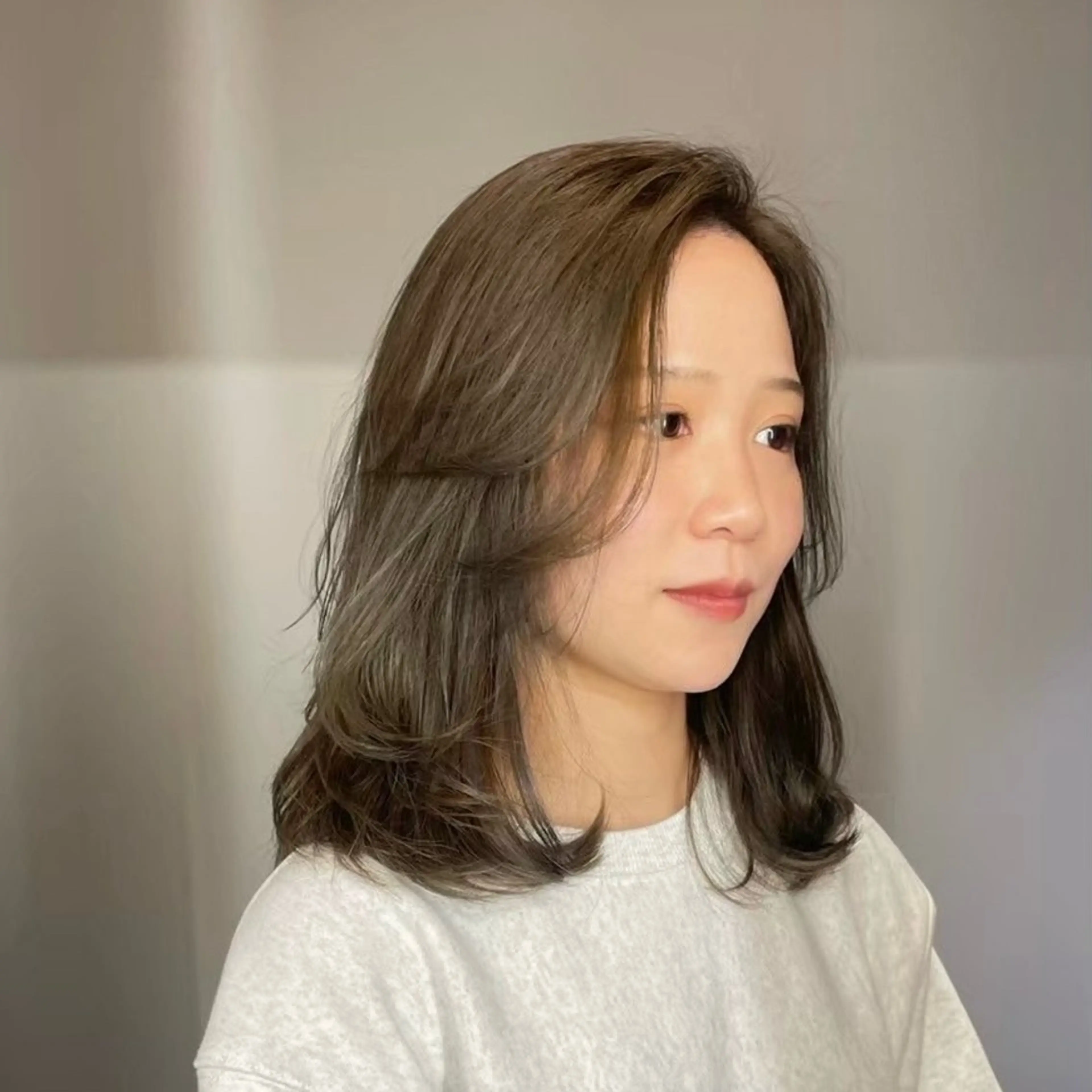 ミディアム ヘアカラー 🦢透明感艶カラー 🦢AI🫧のヘアスタイル