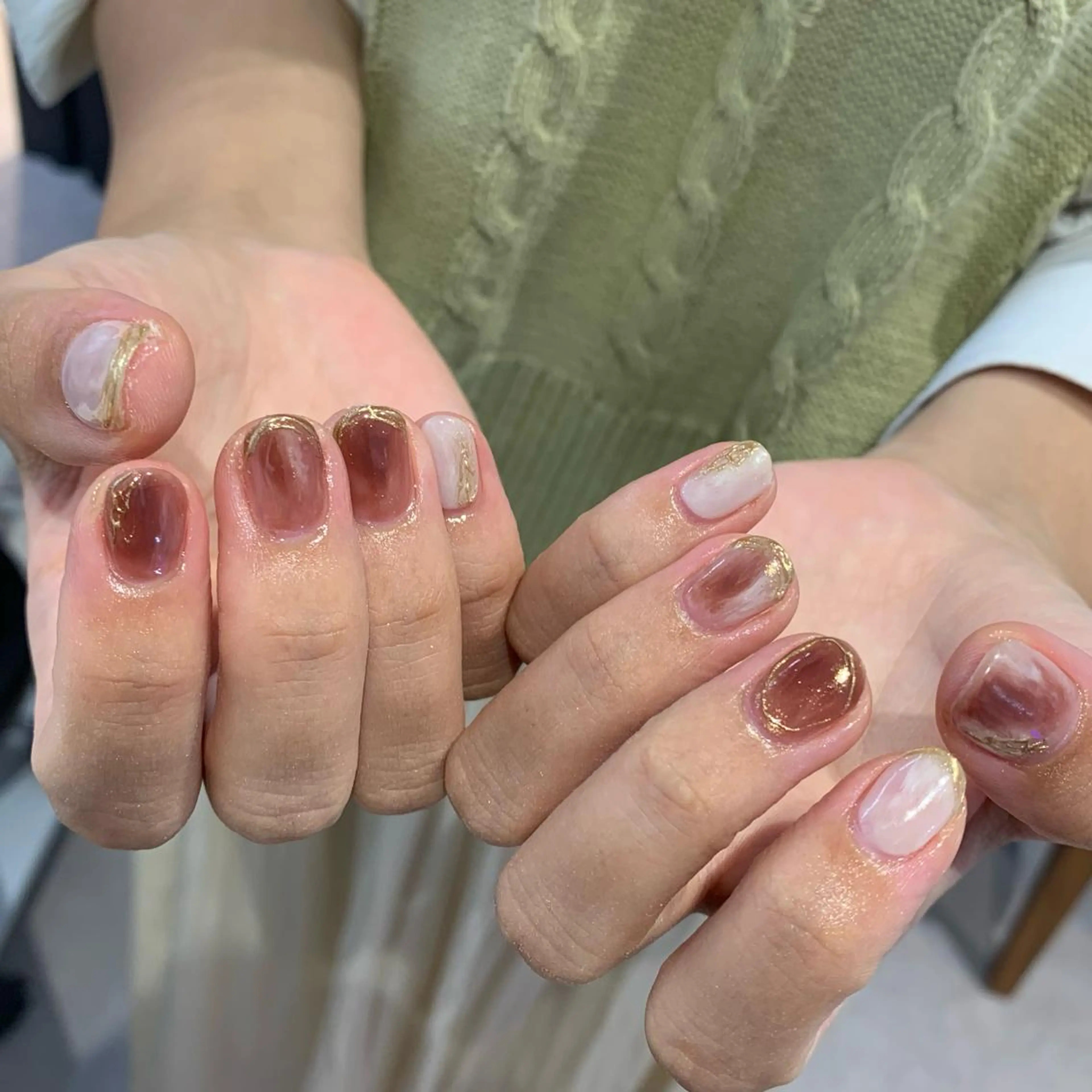 ネイル ブラウン マキノ ユイのネイルデザイン