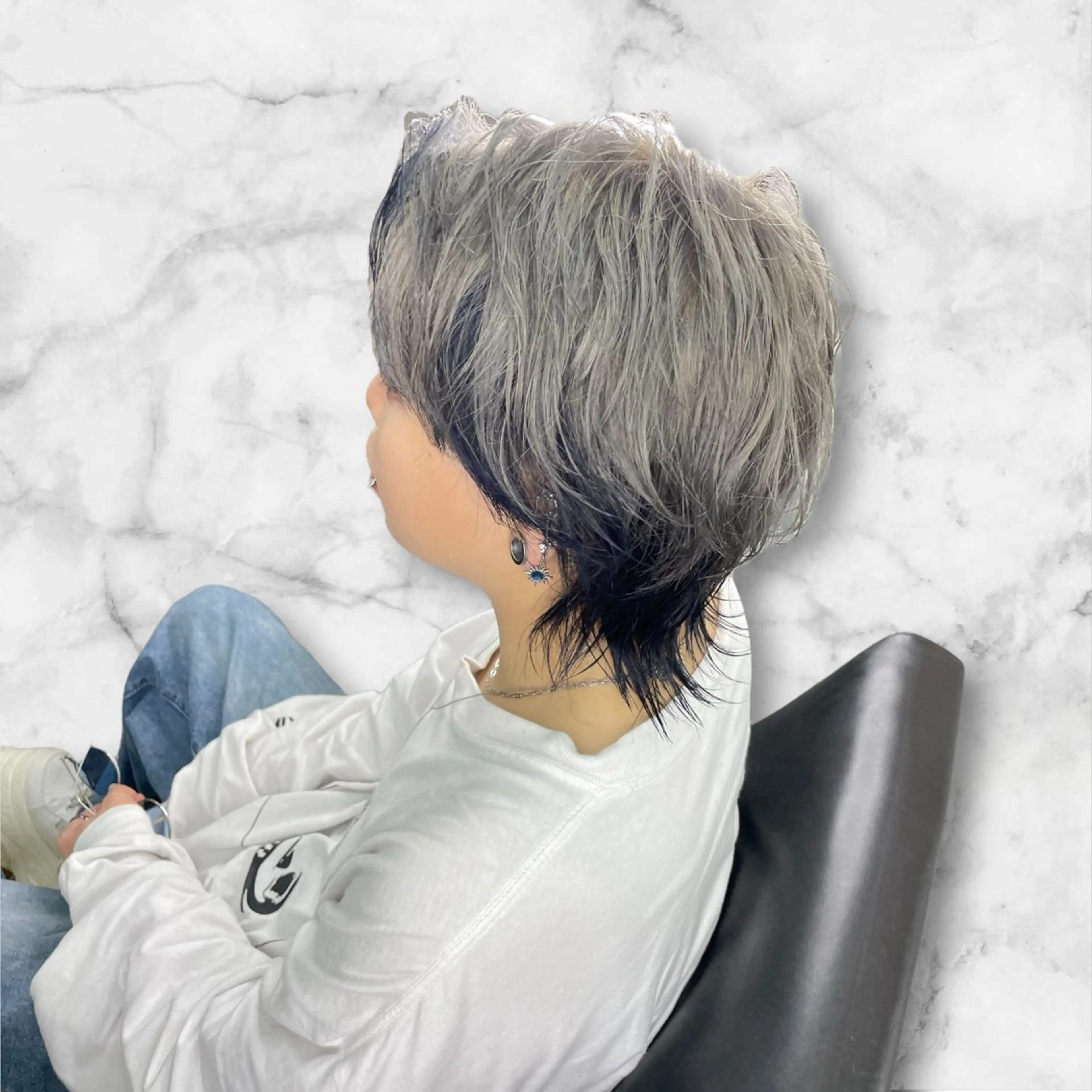 ミディアム カラー 黒髪 ブリーチ ブルーカラー ブルーブラック シルバー ヘアカラー プルシールエクステ/ ハイトーン/ブリーチのヘアスタイル