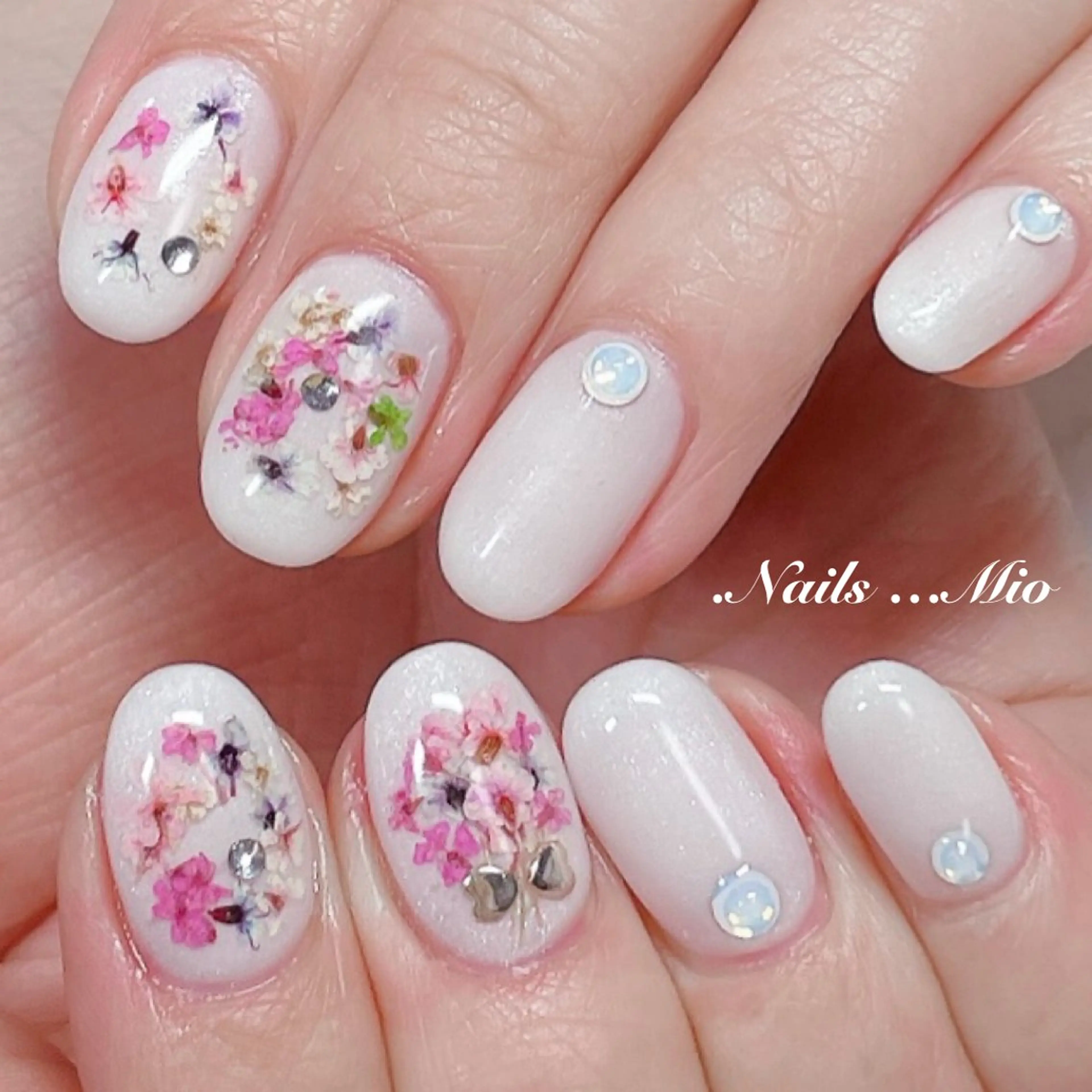 ネイル アートネイル フラワーネイル ジェルネイル ワンカラーネイル 赤色 .Nails Mio 赤羽西ネイルサロンのネイルデザイン