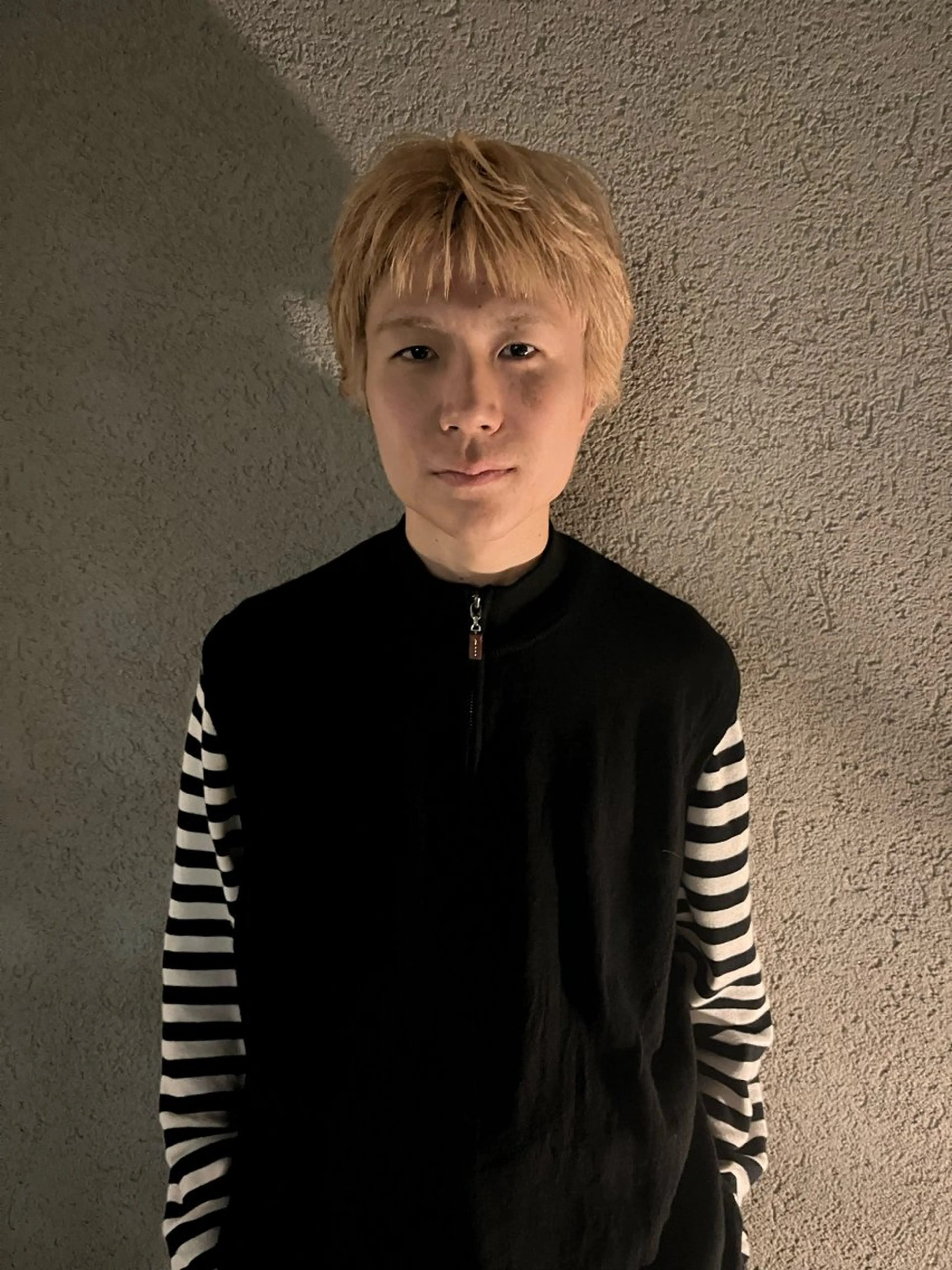 ショート カラー メンズ カット 曲がる縮毛矯正 センターパートのヘアスタイル