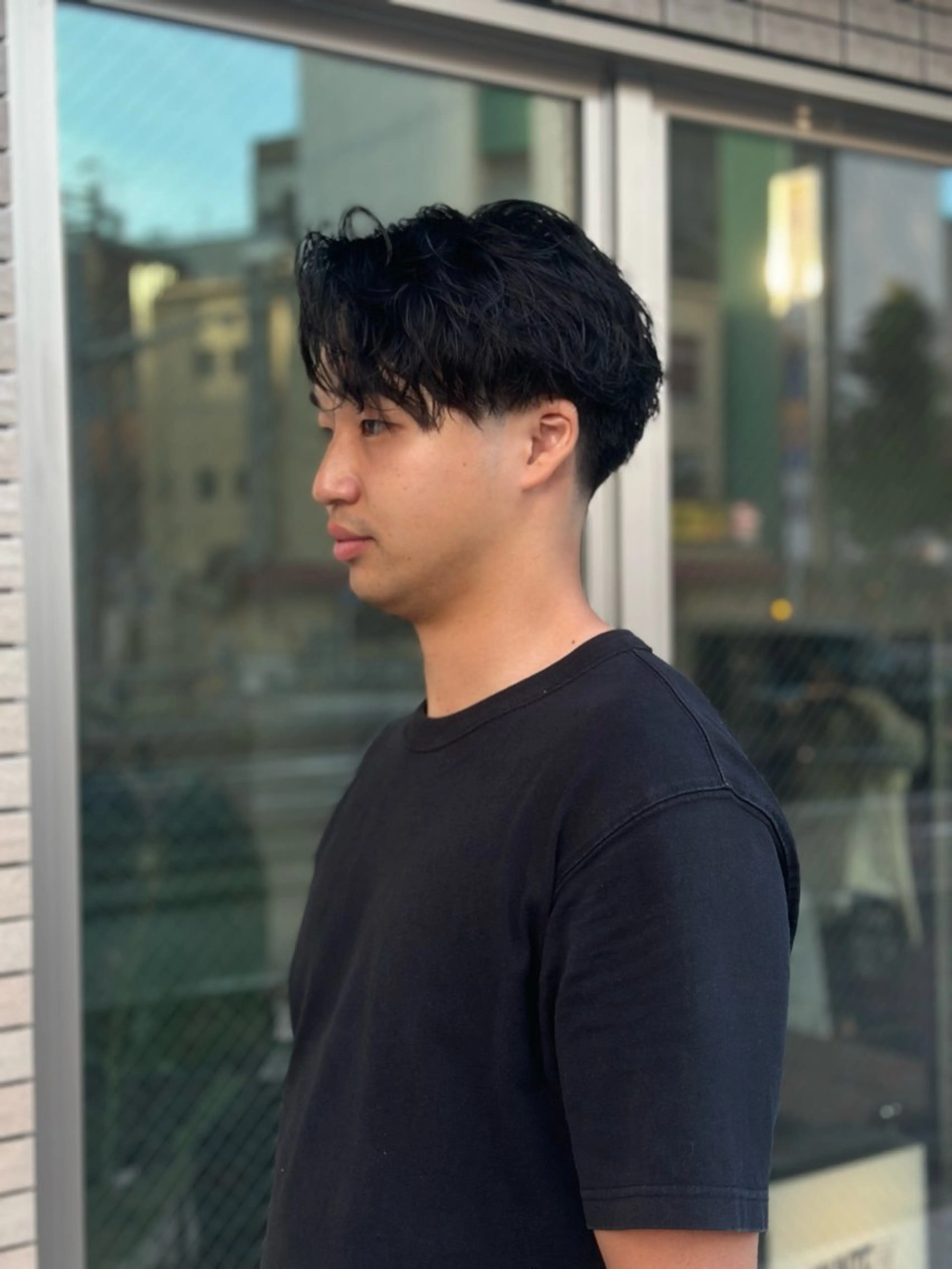 ミディアム パーマ メンズ ミディアムパーマ メンズブリーチ センターパート フェードカット フェザーパーマ カット パーマ トリートメント 金山駅前/メンズ パーマ/真柄 恒輝のヘアスタイル