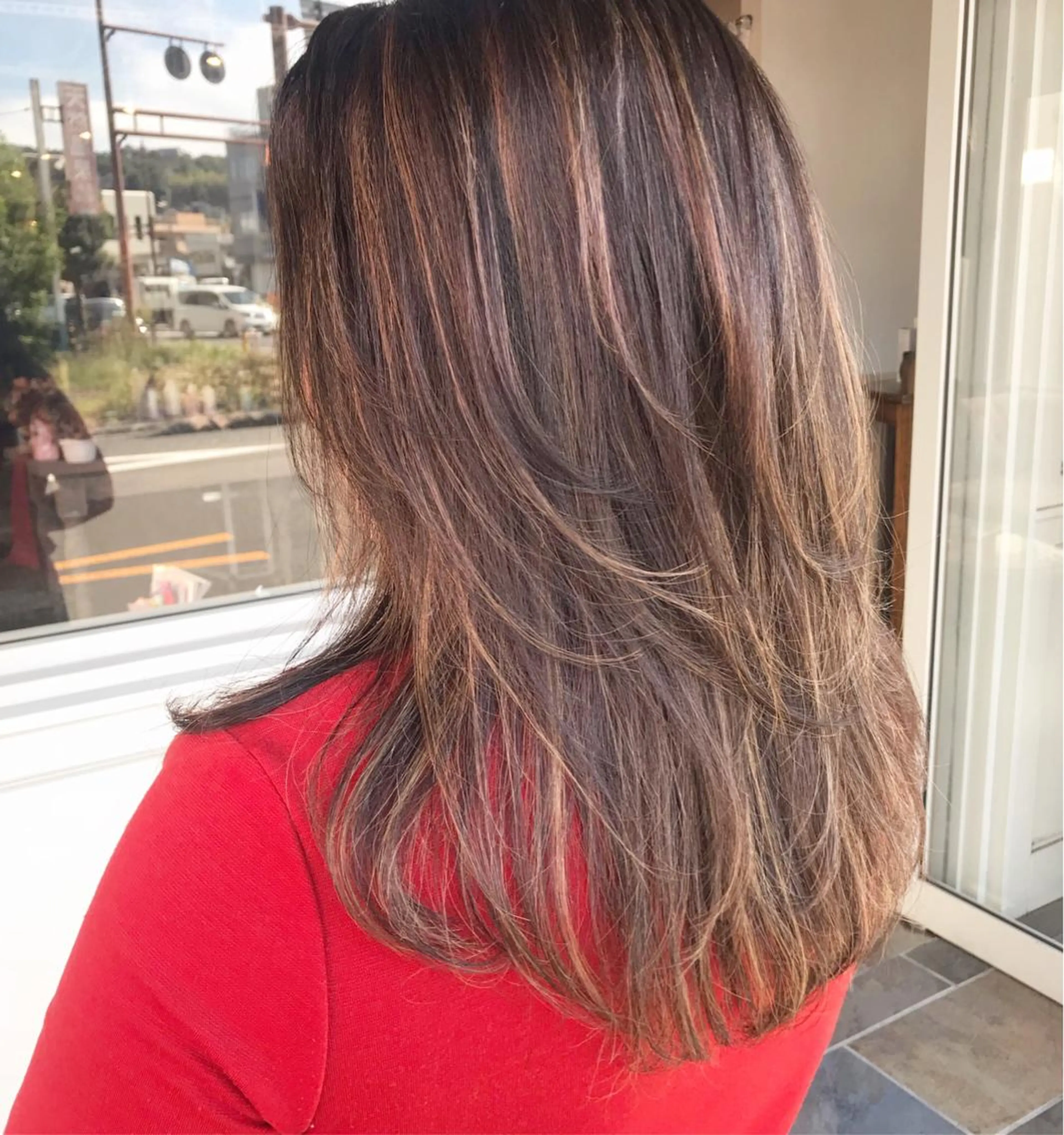 セミロング カラー ヘアアレンジ お団子ヘア 切りっぱなしボブ バレイヤージュ ブリーチ グラデーションカラー Mariana/ 鶴原-ハイライトのヘアスタイル