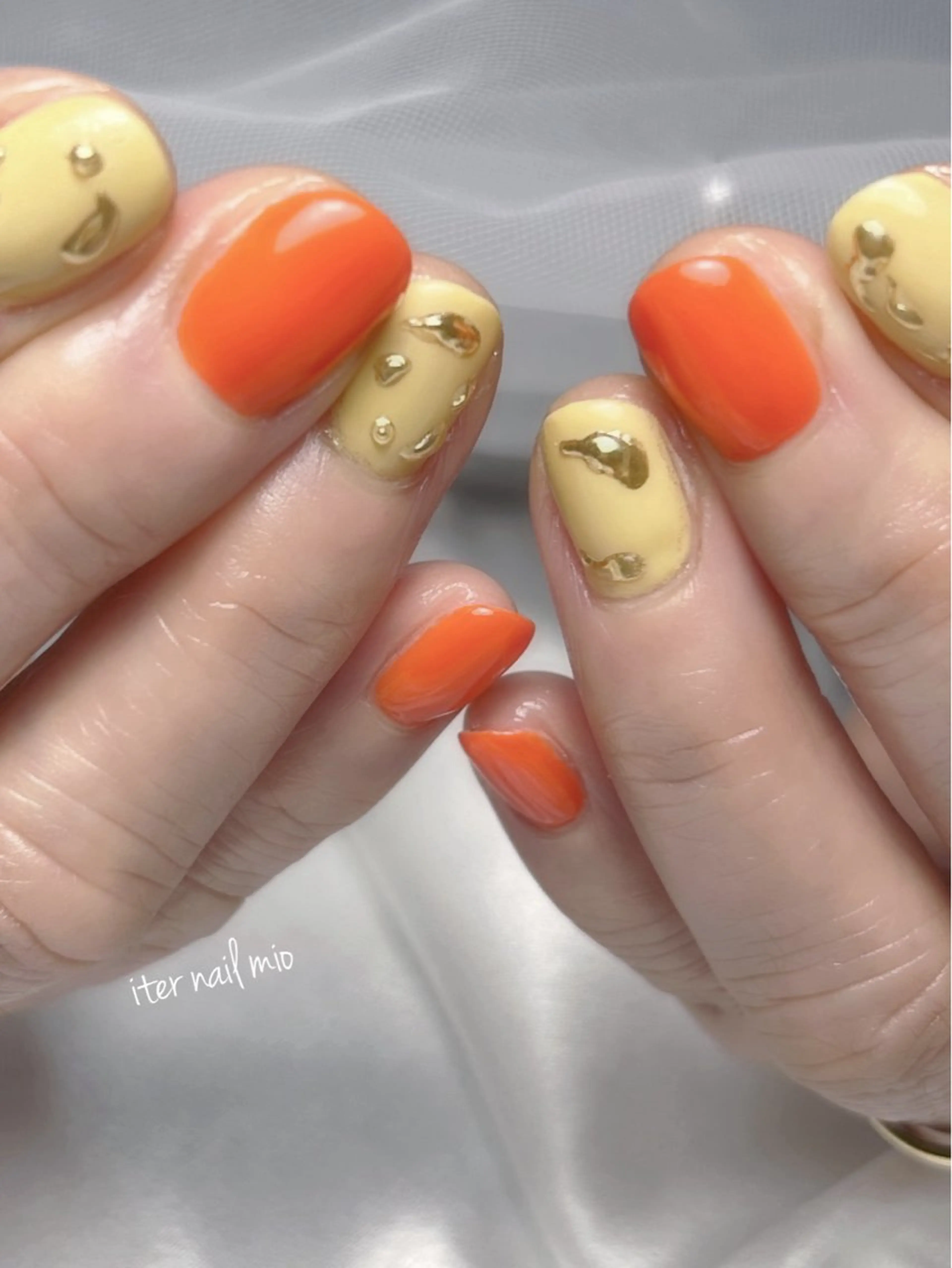 ネイル ゴールド オレンジ ぷっくりネイル シンプルネイル 春ネイル ハンドネイル ITER mioのネイルデザイン
