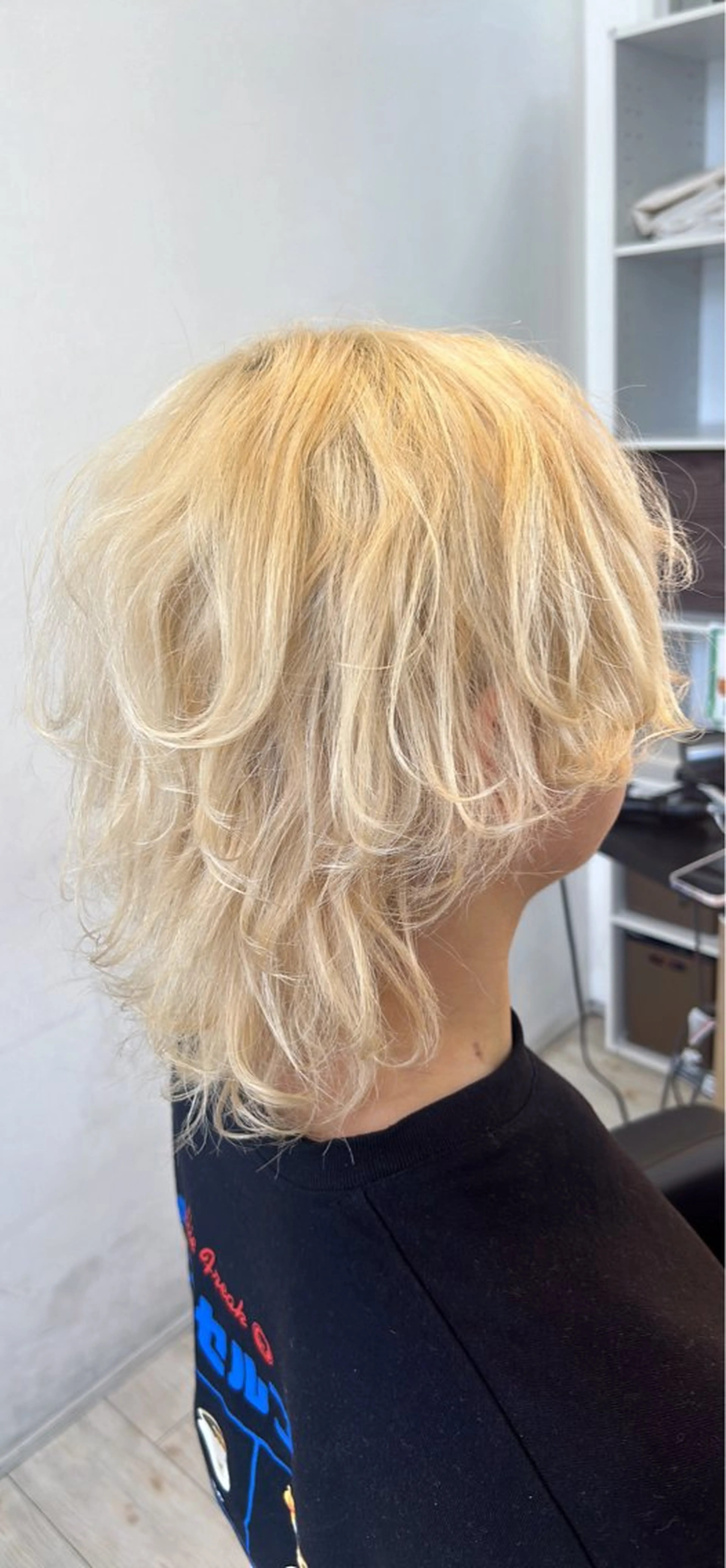 カラー メンズ メンズパーマ メンズウルフカット 抜きっぱなしブロンド ブロンド ウルフカット カット ヘアカラー トリートメント 有働由良／ハイトーン ／韓国メンズヘアのヘアスタイル