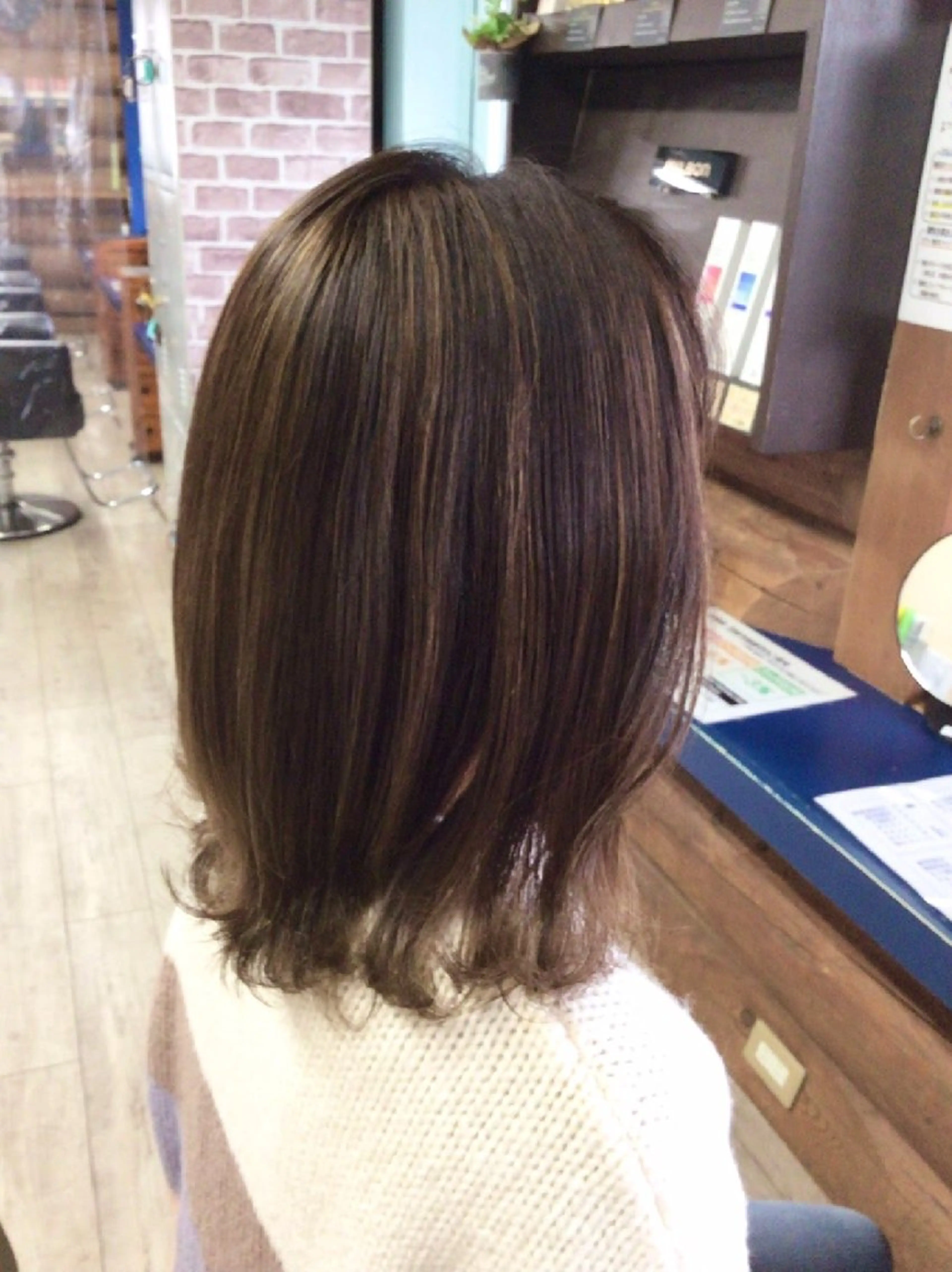 セミロング ハイライト レイヤーカット ローレイヤー 岡本 小百合のヘアスタイル